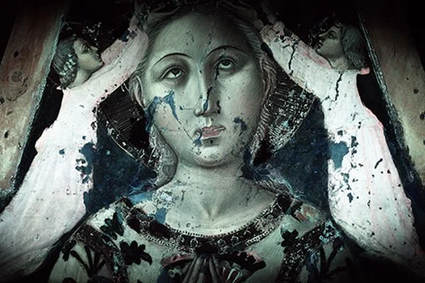 Immagine di un'icona religiosa, probabilmente di un'immagine sacra, con un volto centrale che sembra un dipinto o una statua, circondato da dettagli artistici e decorativi.