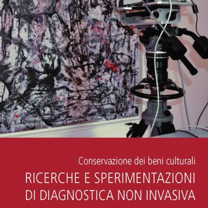 Un microscopio posizionato davanti a un quadro astratto appeso al muro, con una sezione colorata di rosso in basso che contiene testi riguardanti la conservazione dei beni culturali e le ricerche di diagnostica non invasiva.
