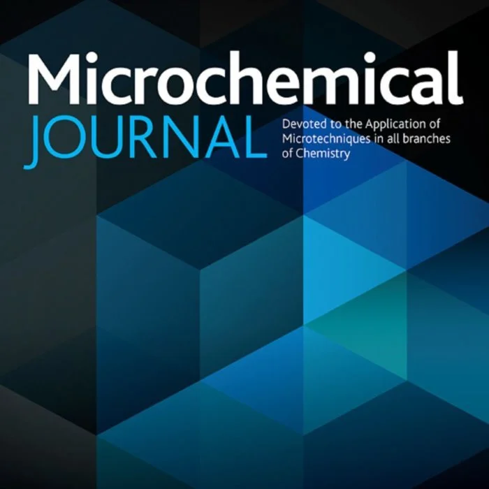Copertina di una rivista intitolata 'Microchemical Journal' con un design di forme geometriche blu e nere.