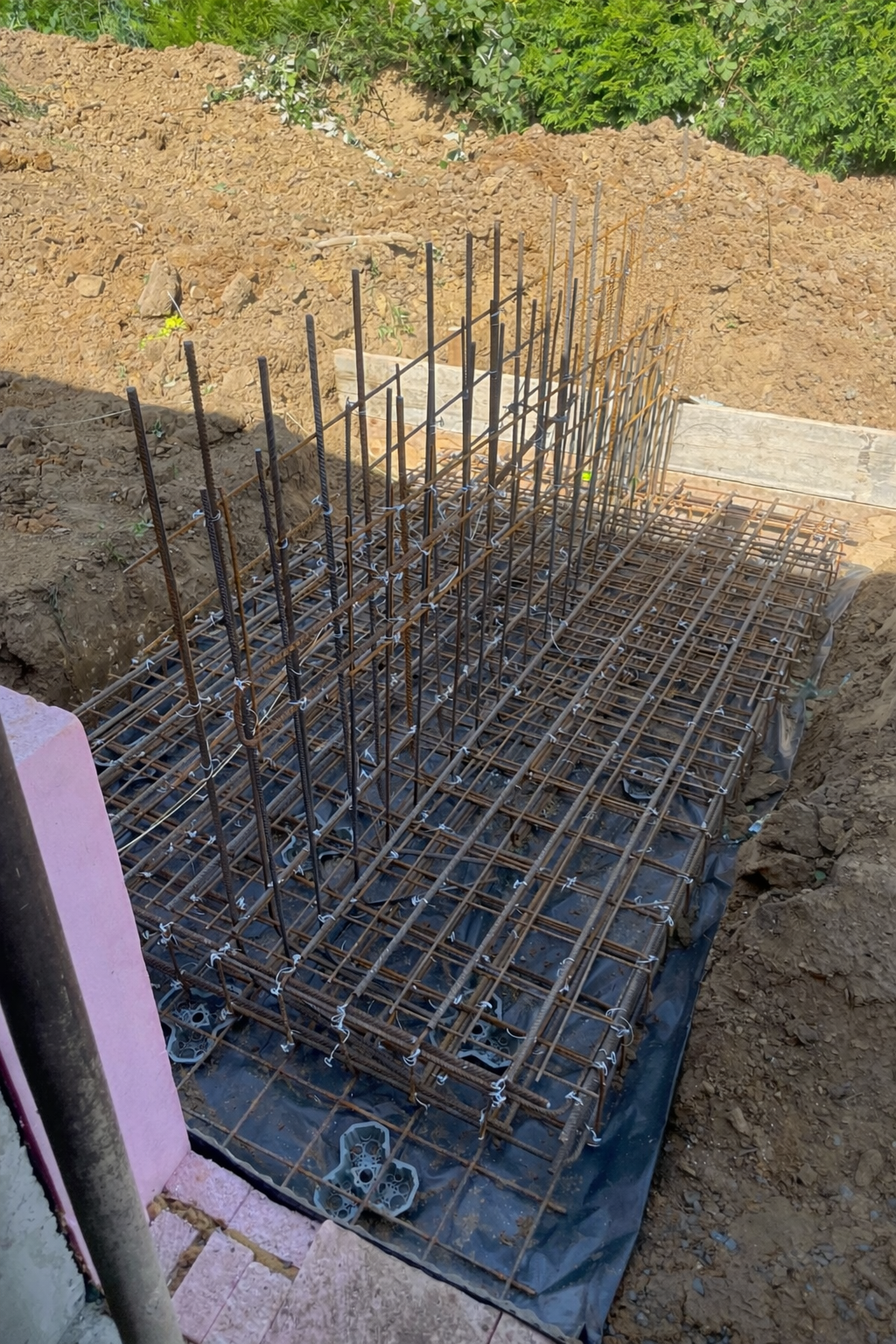 Betonstruktur mit Stahlbewehrung auf einer Baustelle