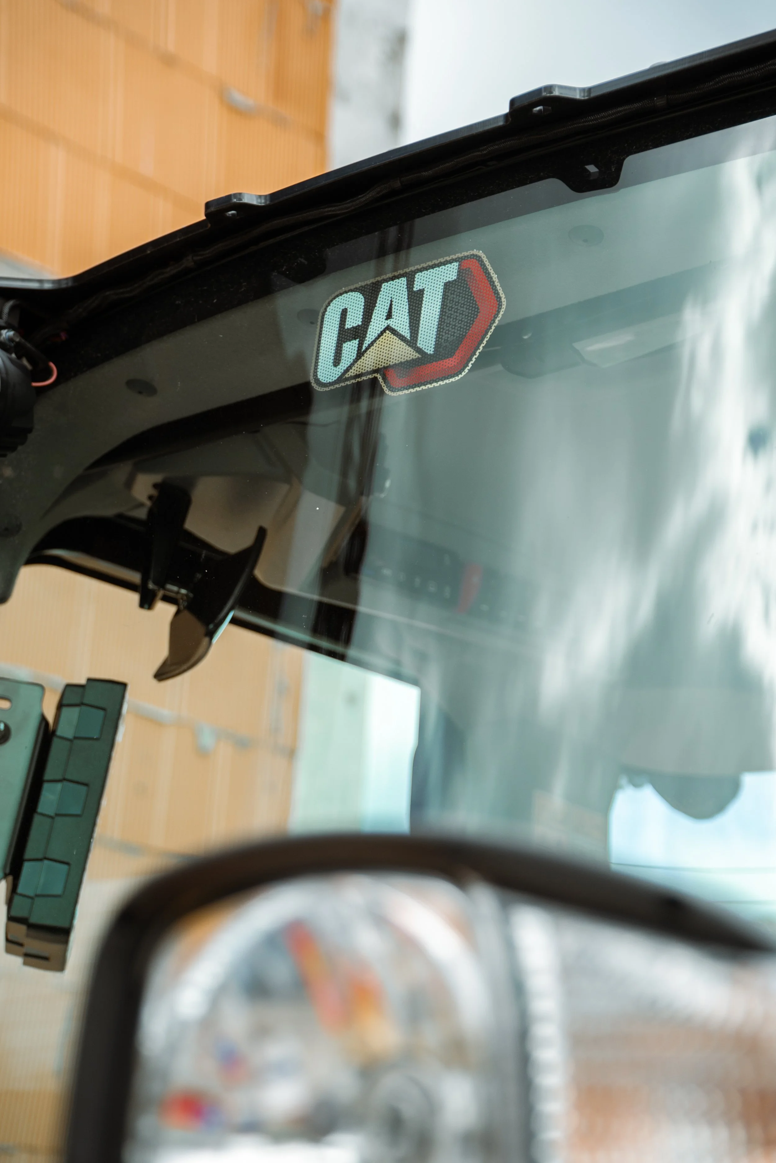 Nahaufnahme eines Baustellenradars mit einem CAT-Aufkleber auf der Windschutzscheibe