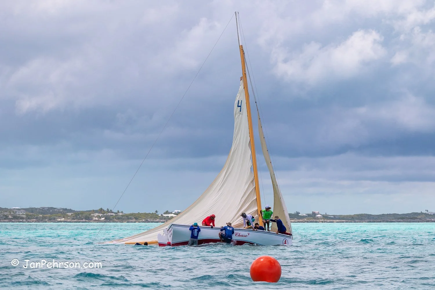 B-Class Sloop New Susan Chase V at the windward mark