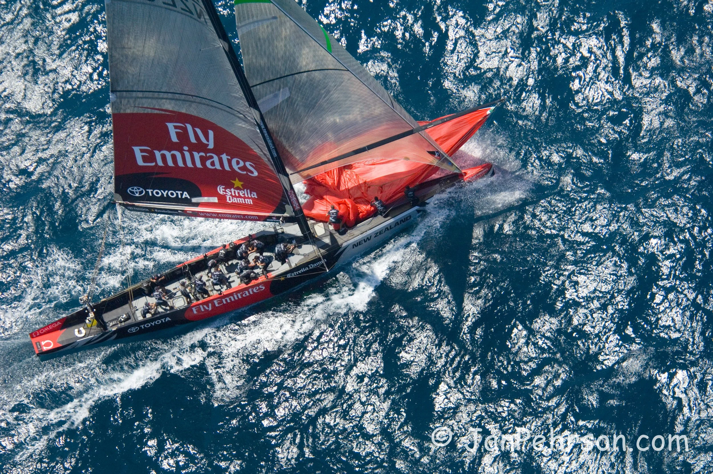 America's Cup Match - Final Race 2007, Alinghi wins over Emirates Team New Zealand by 1 second. The Yacht Emirates Team New Zealand responds to a windshift by dropping their spinnaker sail (00846)