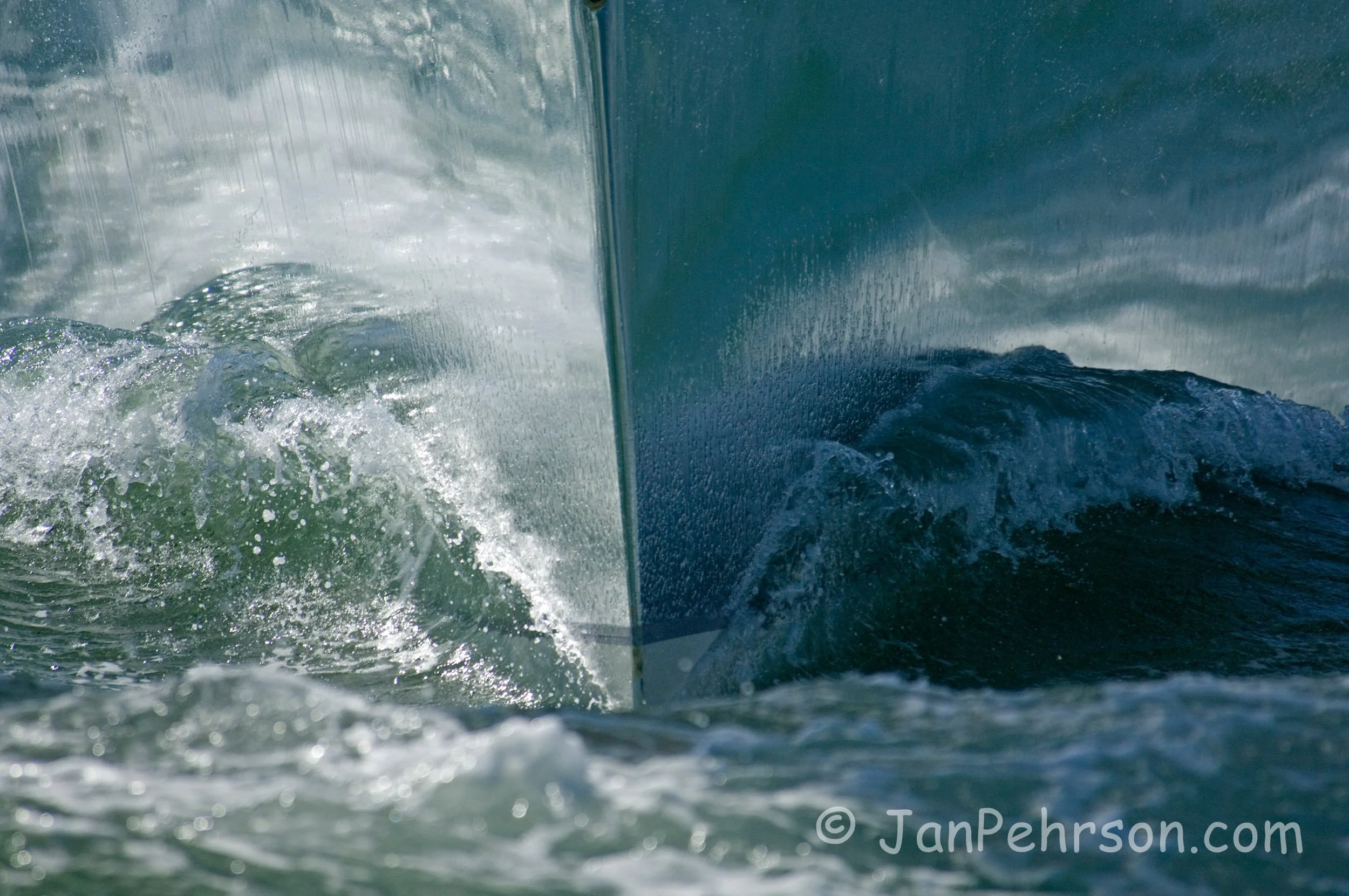 Skandia Cowes Week 2007:  UK: Isle of Wight, Cowes - Fortis Excel, Photograph from in front of the Bow, passing through the water which is reflected in it's hull painted in reflective paint (01599)