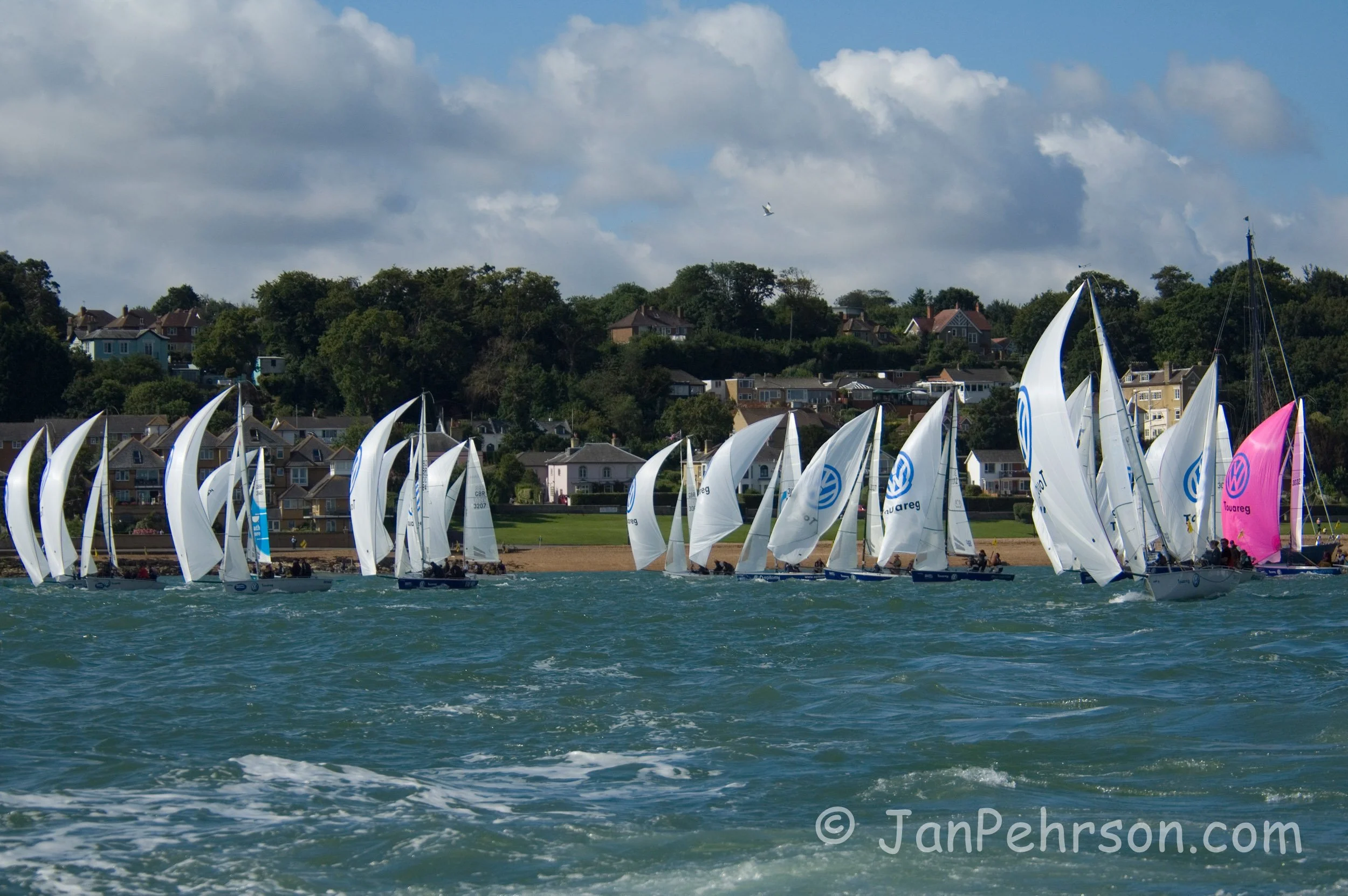 Skandia Cowes Week 2007:  UK: Isle of Wight, Cowes. Race Day 3 - Laser SB3 downwind Start (00555)