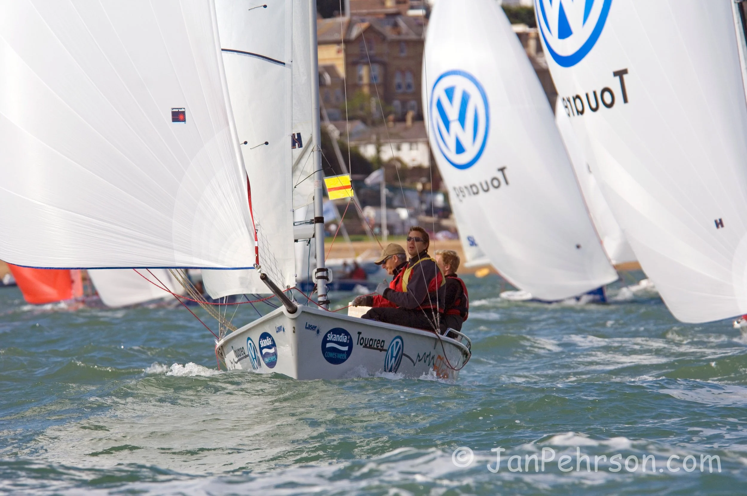 Skandia Cowes Week 2007:  UK: Isle of Wight, Cowes. Race Day 3 - Laser SB3 downwind Start (00560)