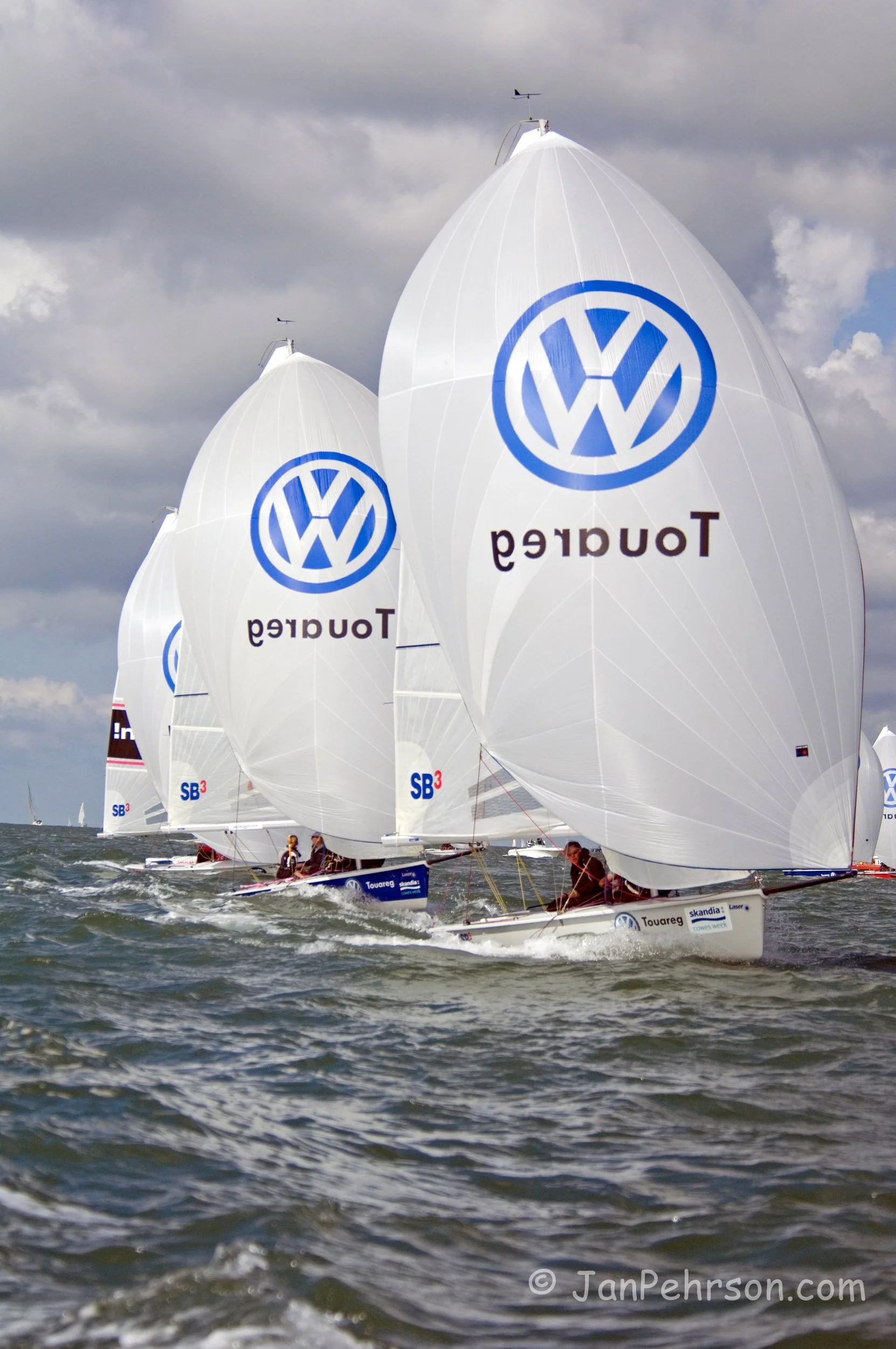 Skandia Cowes Week 2007:  UK: Isle of Wight, Cowes. Race Day 3 - Laser SB3 downwind Start (00592)
