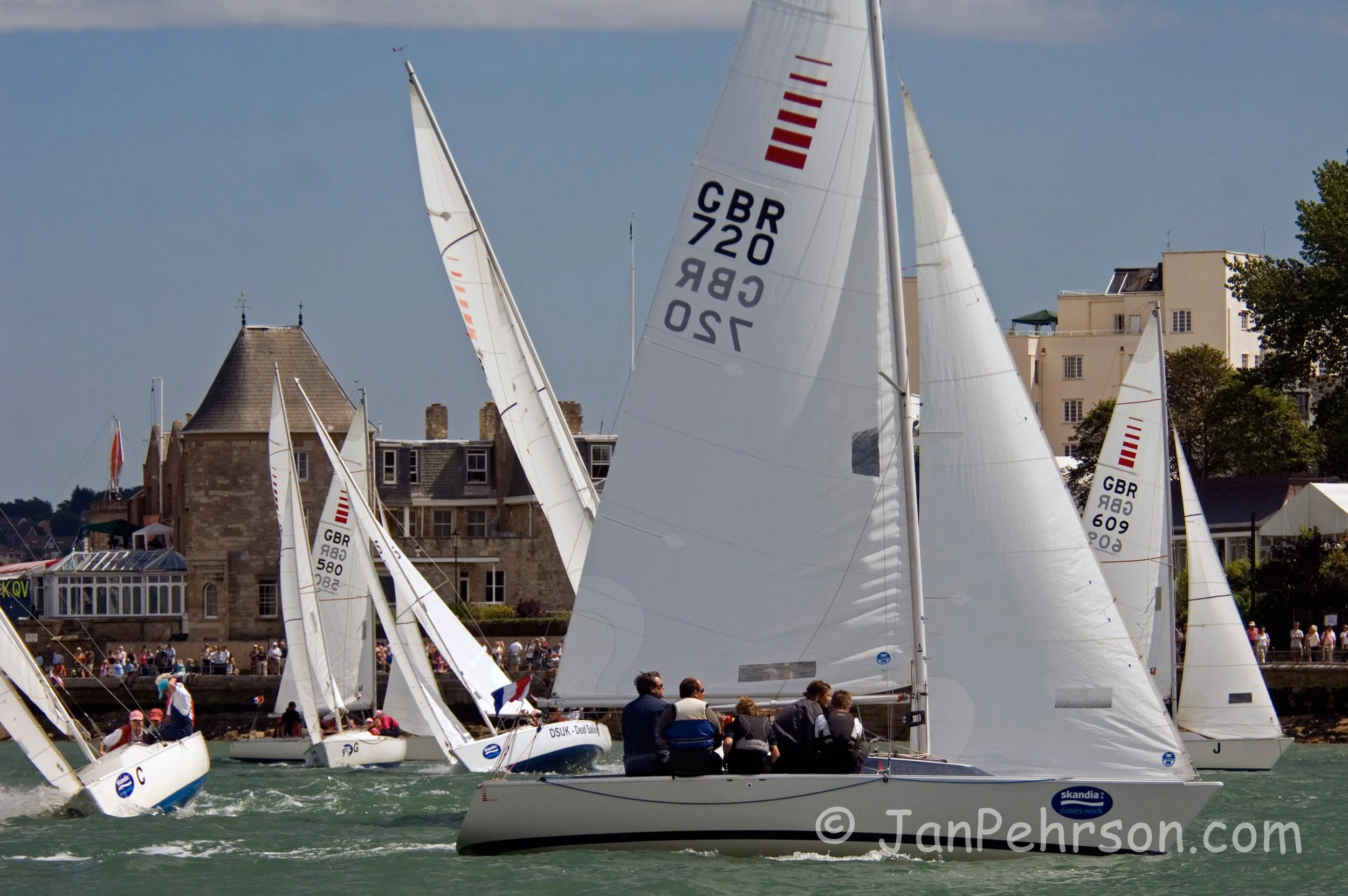 Skandia Cowes Week 2007:  UK: Isle of Wight, Cowes. Race Day 4 -  Sonar Class off of Royal Yacht Squadron (02437)
