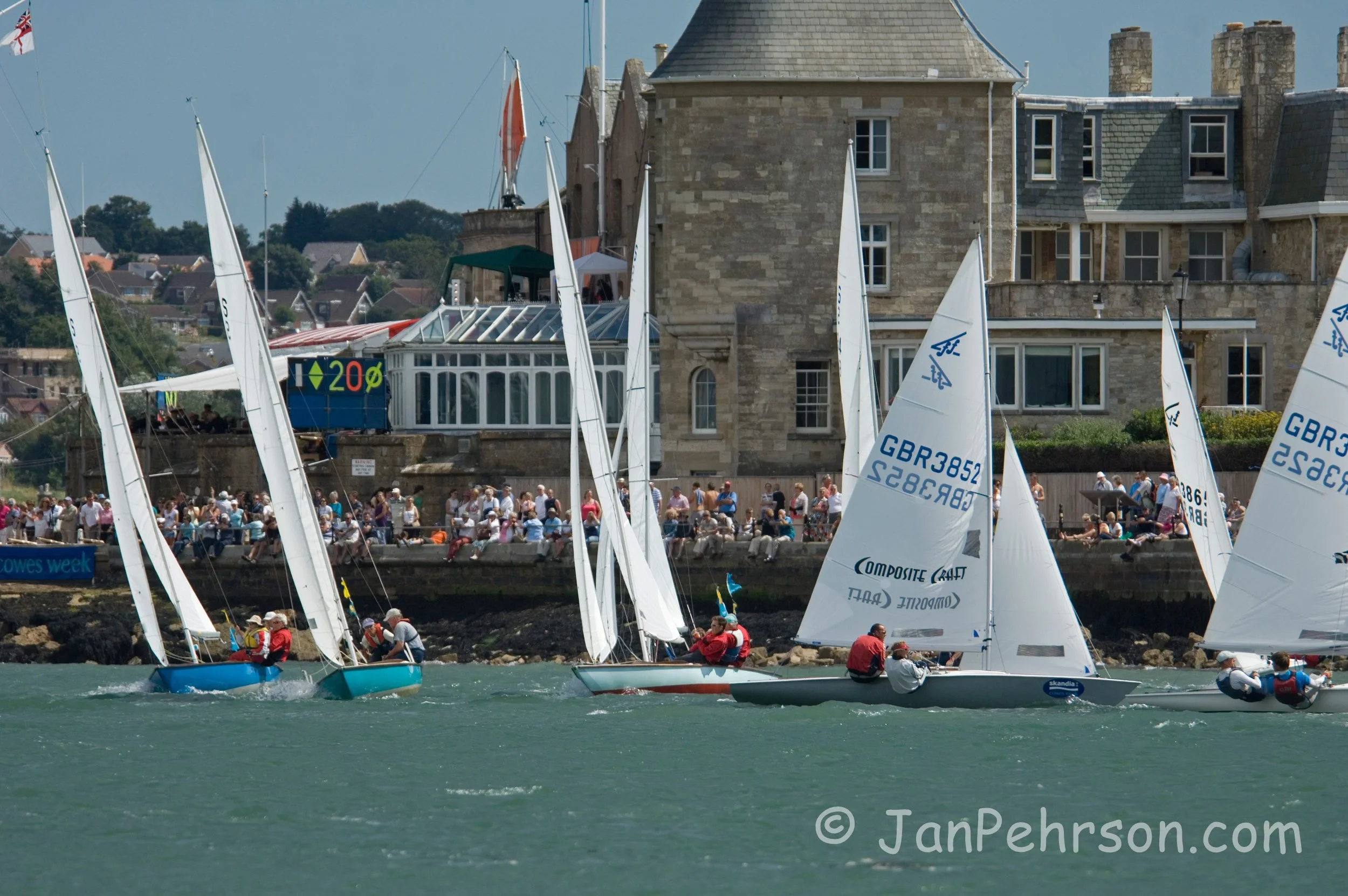 Skandia Cowes Week 2007:  UK: Isle of Wight, Cowes. Race Day 4 -  Flying Fifteen Class Race off of the Royal Yacht Squadron (02458)