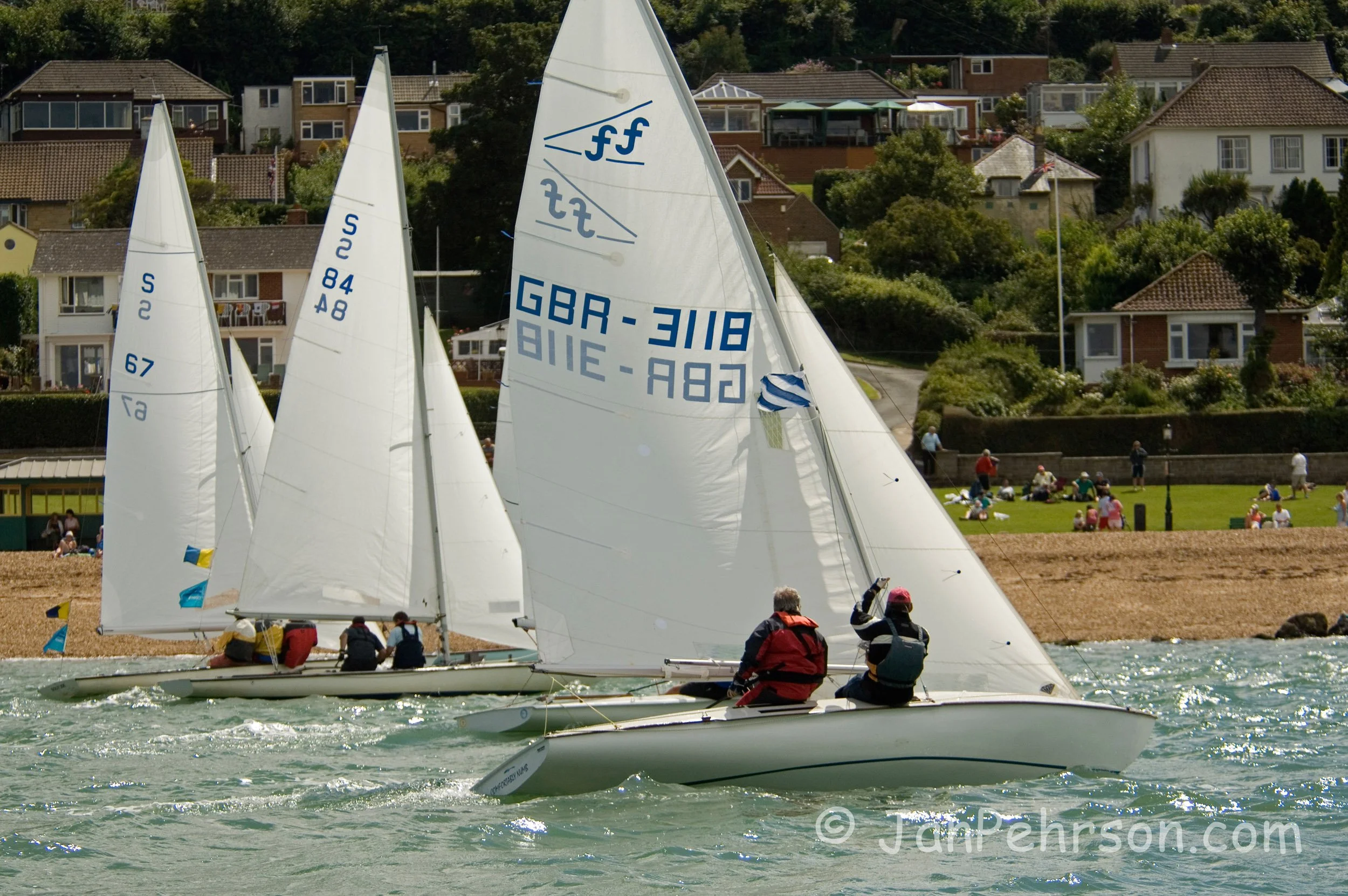 Skandia Cowes Week 2007:  UK: Isle of Wight, Cowes. Race Day 4 -  Swallows, Flying Fifteen Classes tack up the shore at Cowes (02487)
