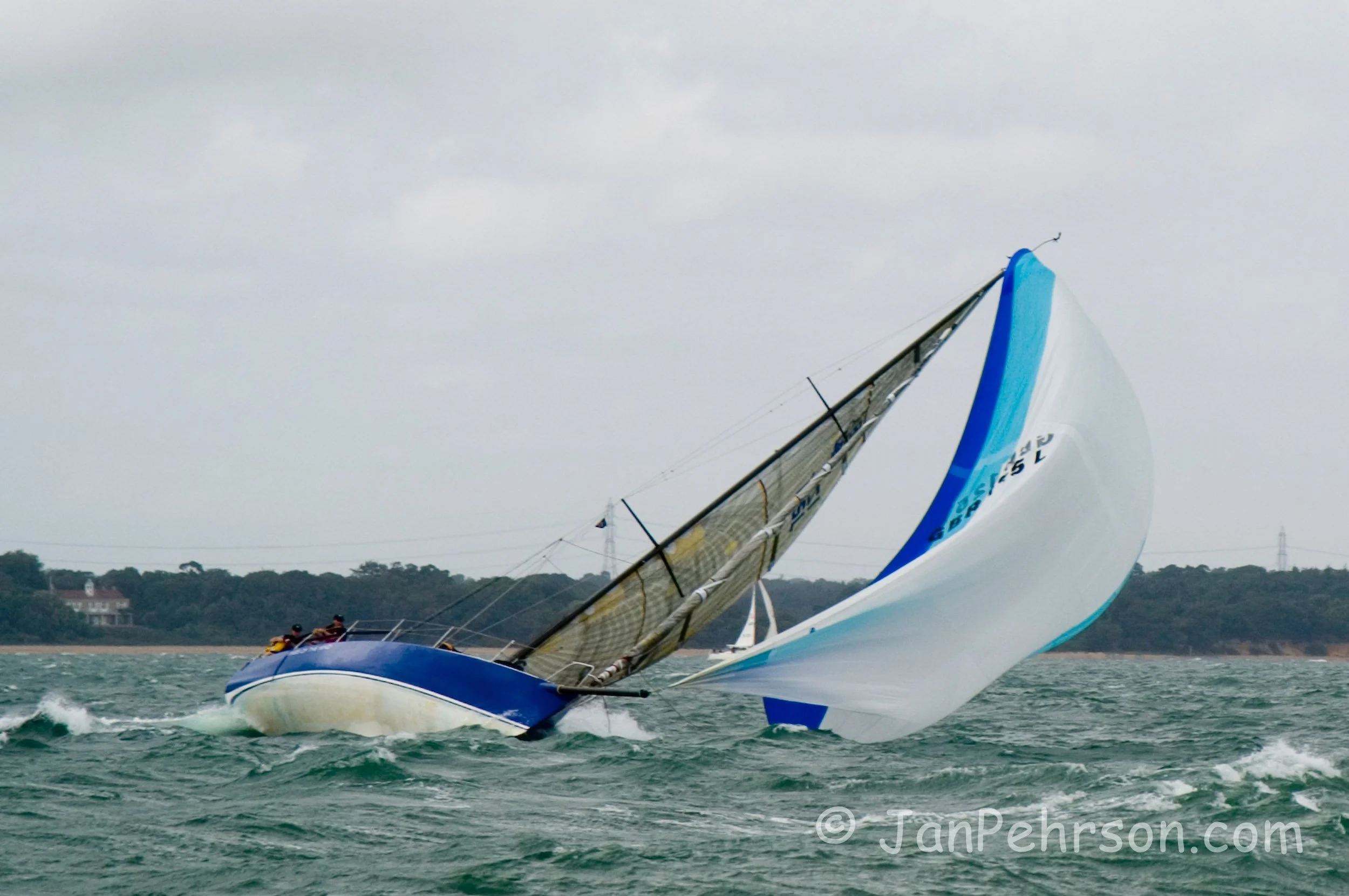 Cowes Race Week 2006 - Drama  Boat: Wings of the Wind Class: IRC1 Sail#125L (02275)