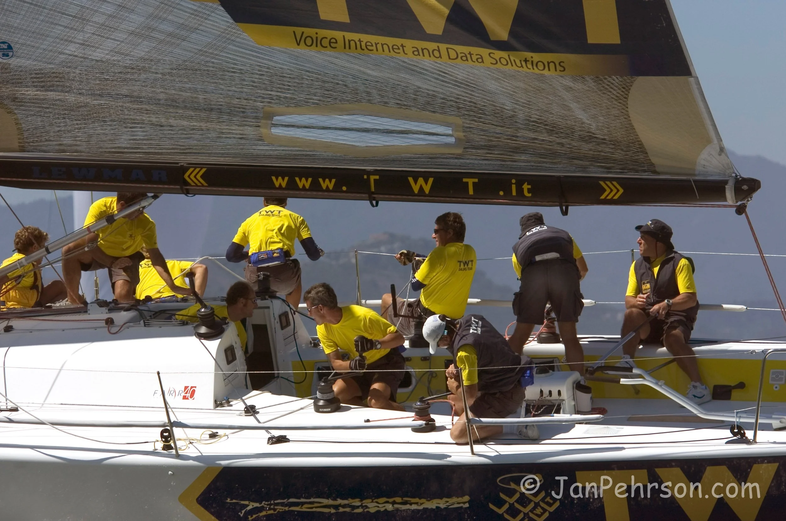 September 2004, San Francisco, California, Farr 40 Class Worlds, Close Ups Crews and Bows (0908_2_0005)