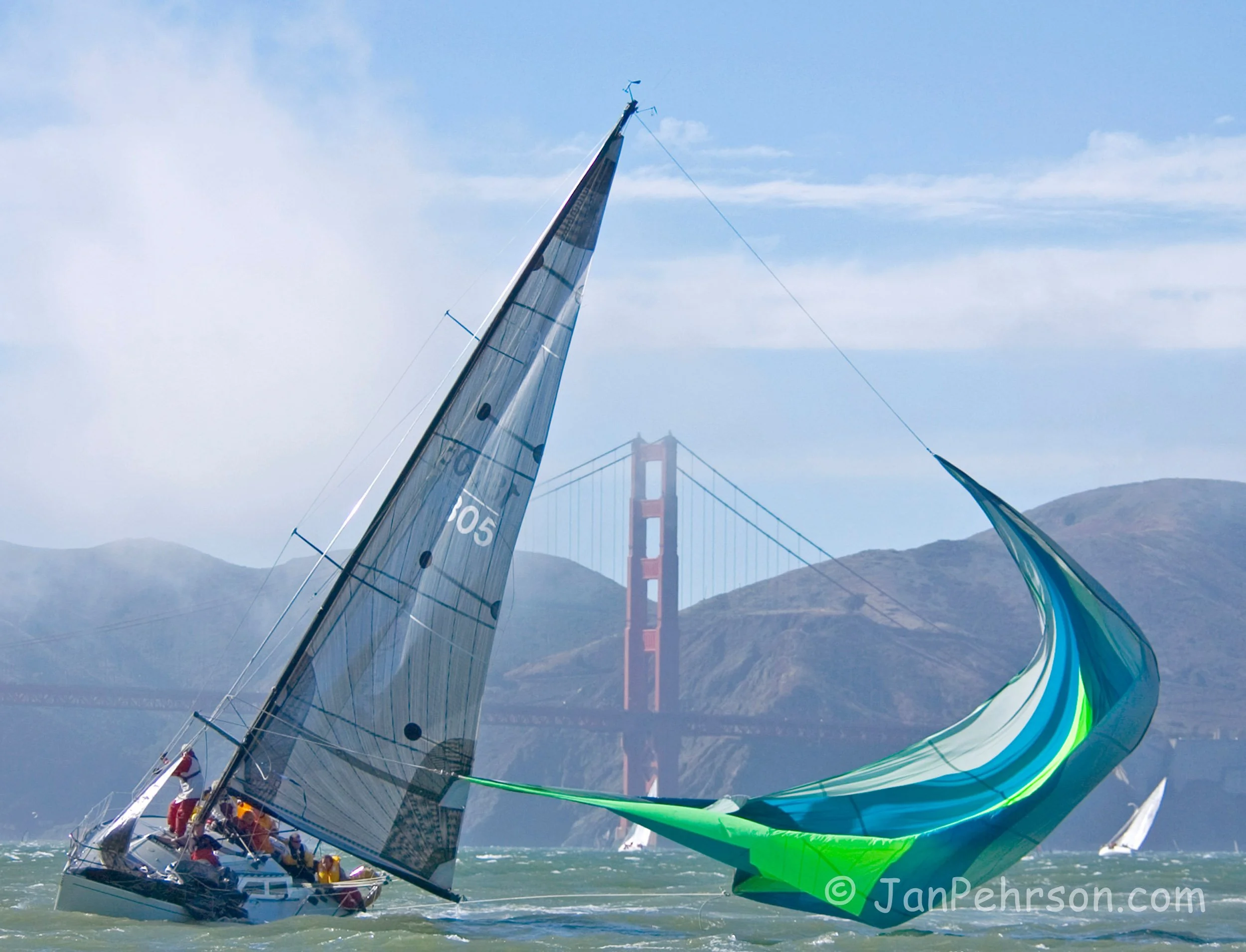 September 2004, San Francisco, CA, Big Boat Series, Express 37 Class, Spindrift Broaches in front of the Golden Gate Bridge (0917_4_0033_E37)