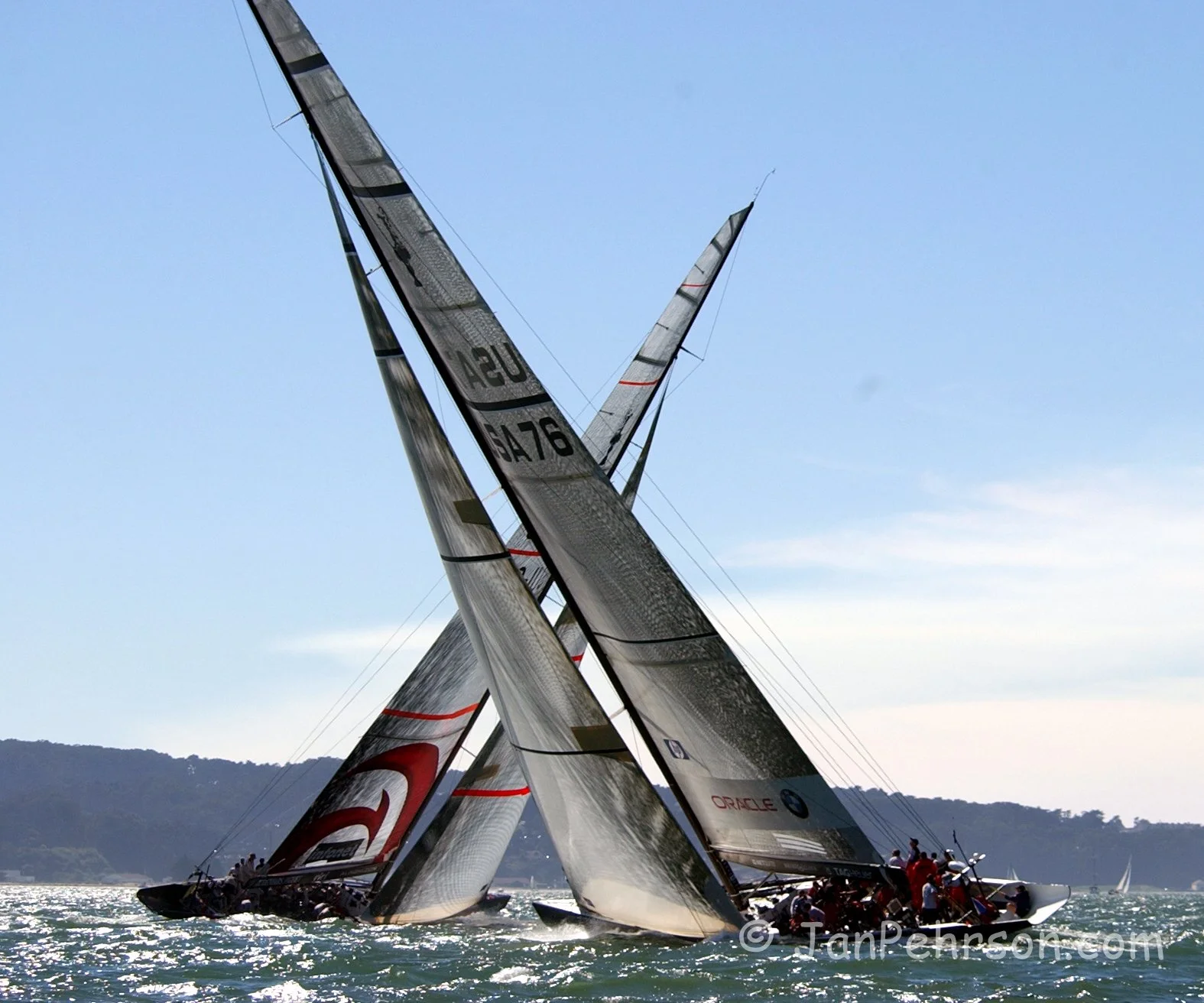 September 2003, San Francisco, CA, MOËT CUP, America’s Cup Winning Yacht Alinghi of Switzerland faces BMW Racing (Oracle) of the USA on the San Francisco Bay (0435)