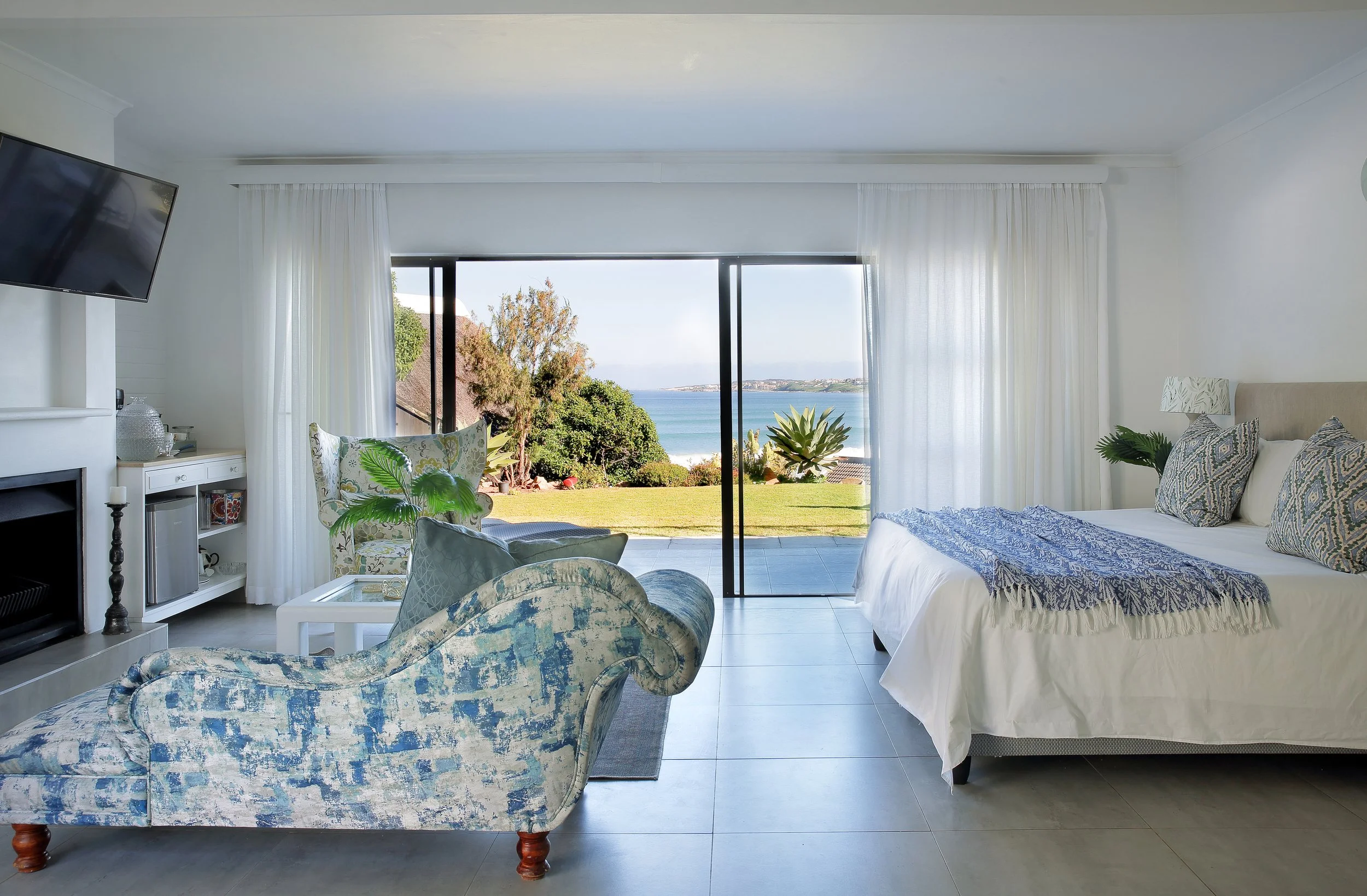 Deluxe Sea-Facing Room (Room01)