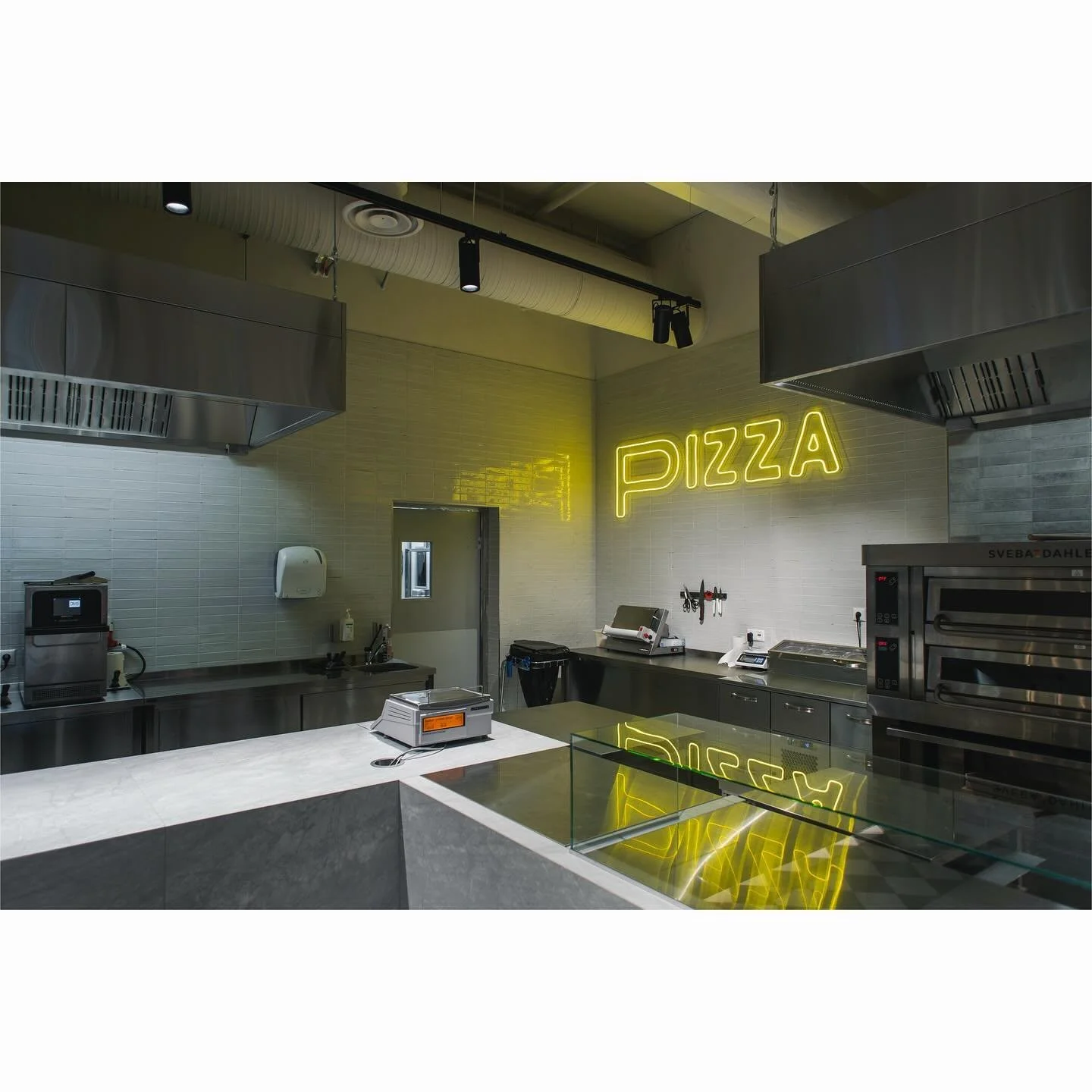 Delice toidukauplus, Solaris keskus, Tallinn
- Valminud 2023
- Uus kujundus, sisearhitektuurne lahendus ning br&auml;nding valmis VAIKLA DISAINI (Argo Vaikla, Katrin Vaikla, Kristoffer Vaikla) ning VELVET disainiagentuuri koost&ouml;&ouml;s.

Fotod -