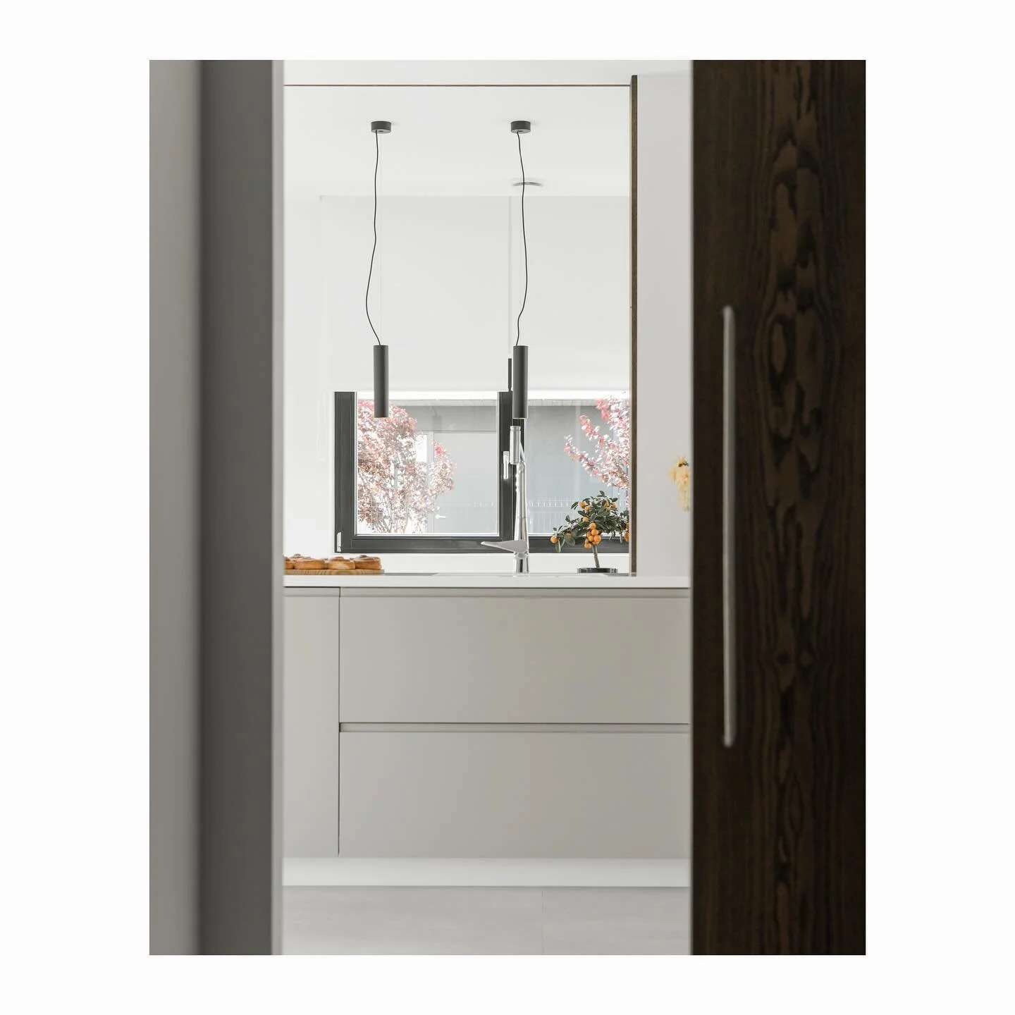 Eramu J&auml;rvek&uuml;las
- Valminud 2019
- Sisearhitektuur &amp; disain - VAIKLA DISAIN (Katrin Vaikla, Argo Vaikla, Kristoffer Vaikla)
&bull;
Fotod - @kristoffervaiklaphoto 
&bull;
Private residence in J&auml;rvek&uuml;la, Estonia
- Completed in 2