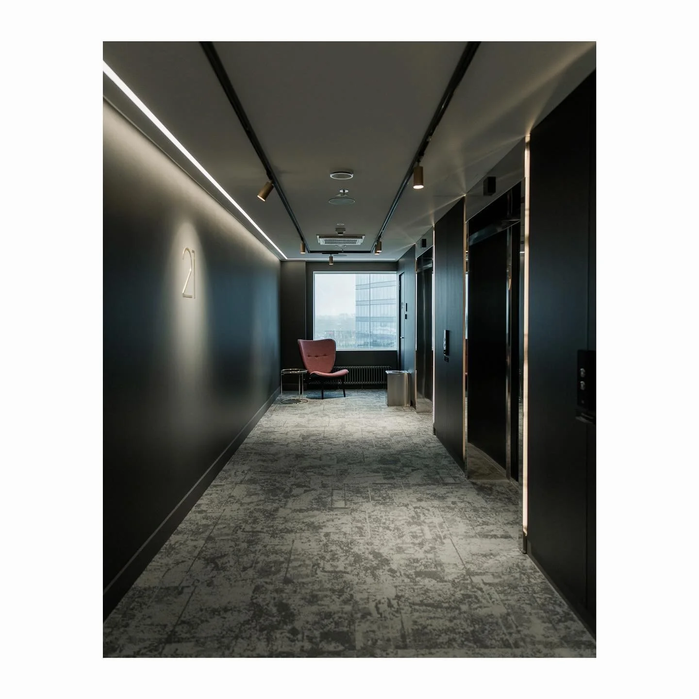 Radisson Collection Hotell Tallinn 
- Hotellitubade koridor
- Valminud 2022
Hotelli sisearhitektuuri projekt &ndash; VAIKLA DISAIN &ndash; Argo Vaikla, Katrin Vaikla, Kaidi Org, Mari-Liis S&uuml;ld, Kristoffer Vaikla.

Hotelli fotoprojekti &bdquo;SII