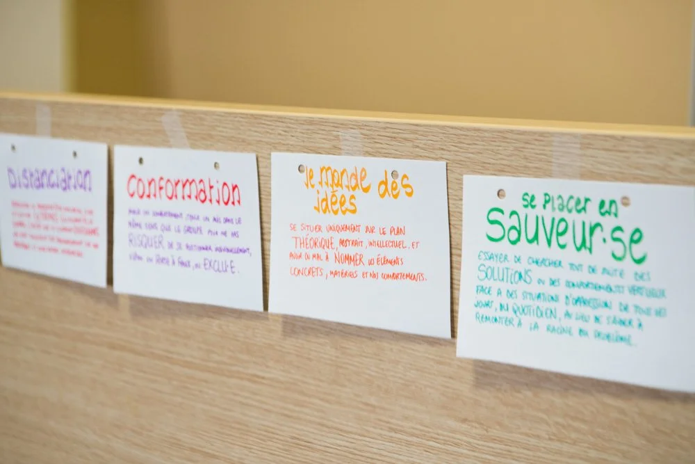 Notes écrites colorées sur un tableau en bois.