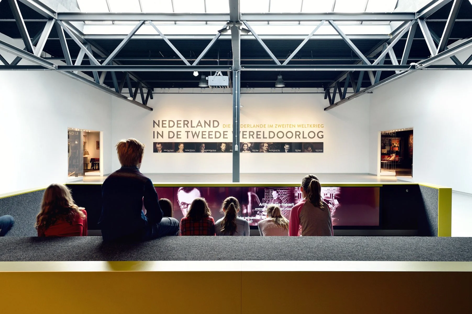 1_NLin WO2_centrale hal met introfilm.jpg