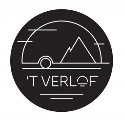 Een zwart-wit logo met een cirkelvormige rand, een berg en een horizonlijn, en de tekst 'TV TVERF' onderaan.