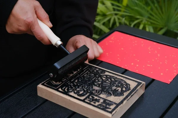 jiama-woodcut-print-pigment-applying.webp