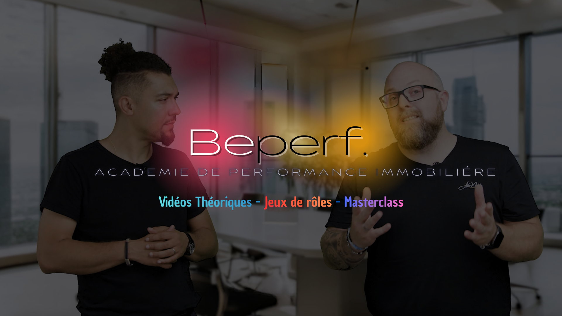 Deux hommes en conversation dans un bureau avec une vue sur la ville à l'arrière-plan, logo et texte promotionnel pour une académie de performance immobilière, mentionnant des vidéos, jeux de rôles, et masterclass.