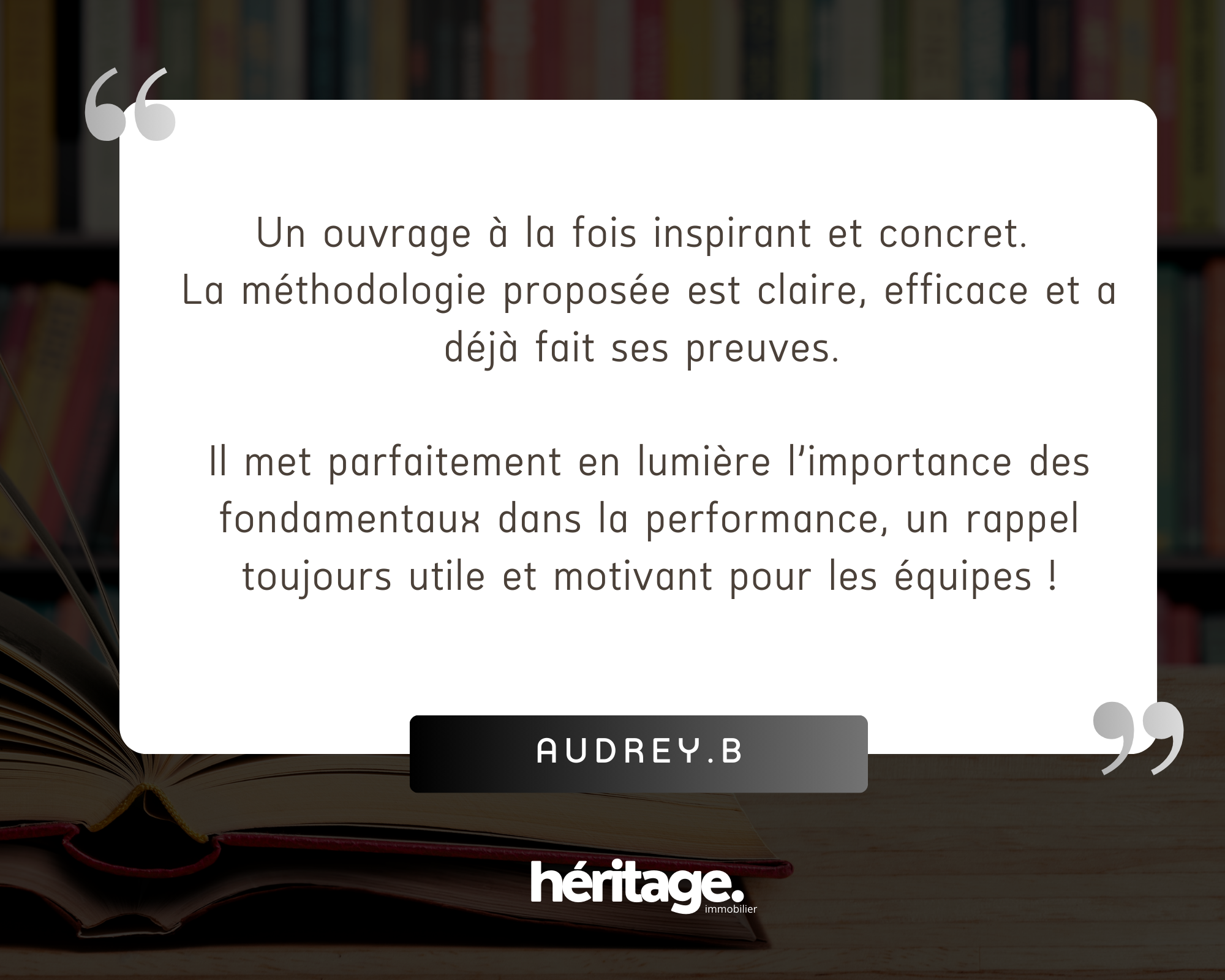 Citation en français sur un fond de livres ouverts, mentionnant qu'un ouvrage est inspirant, efficace et prouvé, mettant en évidence l'importance des fondamentaux pour la performance, signé par Audrey B, avec le logo 'héritage immobilier'.