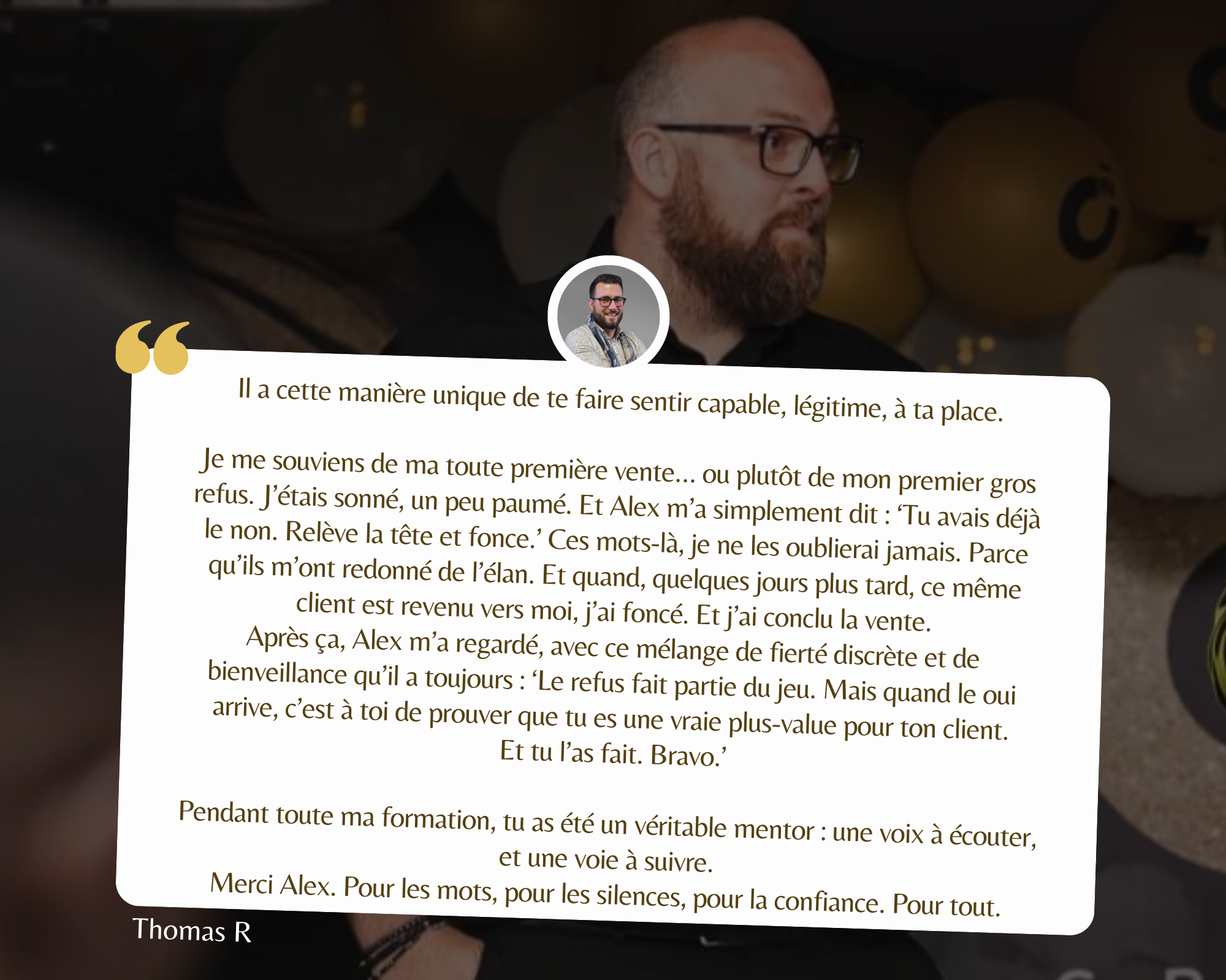 Une image d'un homme portant des lunettes, avec un fond de ballons de différentes couleurs, accompagnée d'un texte en français exprimant de la gratitude envers Alex.