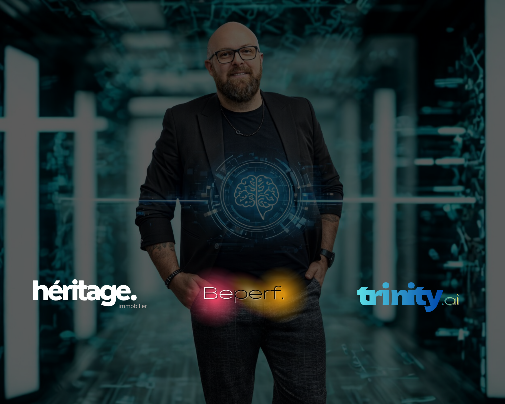 Un homme avec lunettes, barbe et vêtement noir, debout dans un environnement technologique, avec des logos de œuvres numériques et de trois entreprises : héritage, Beperf et Trinity.ai.