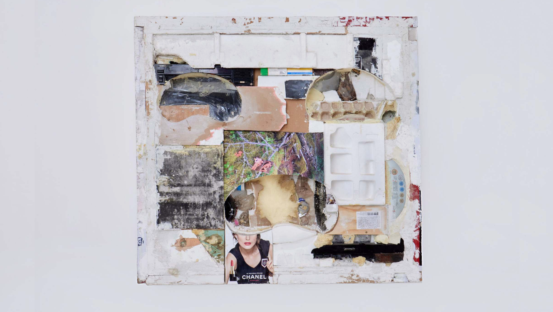 Paisaje Bucólico (Christopher, NY 2007) | 2022 | Dimensions: 123 × 112 × 23 cm | 
Posters, newspapers, cardboard, drywall, mattress foam, styrofoam, plastics, TV and washing machine parts, flattened bottles, pill box, plywood, branches