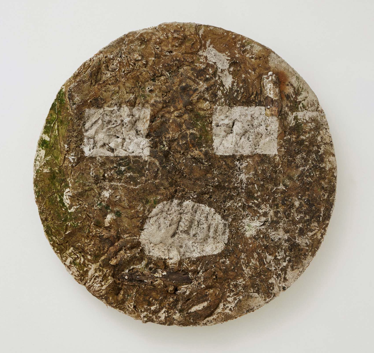 Ólmo Sara – La Última Vez | |2022
Dimentions: 90 cm × 20 cm | Wood, metals, plaster, moss and logs