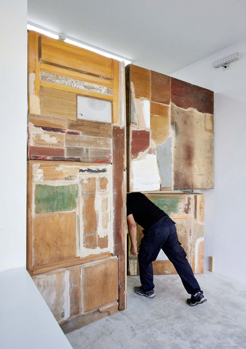 Miguel Andrade Valdez
El Padre y la Madre. El Hermano Mayor. El Hermano Menor | 
2022 | Pedazos de muebles, masillas, clavos y retazos de telas. | Medida variable. | 
The Father and the Mother. The Older Brother.The Younger Brother | 2022 | Pieces of