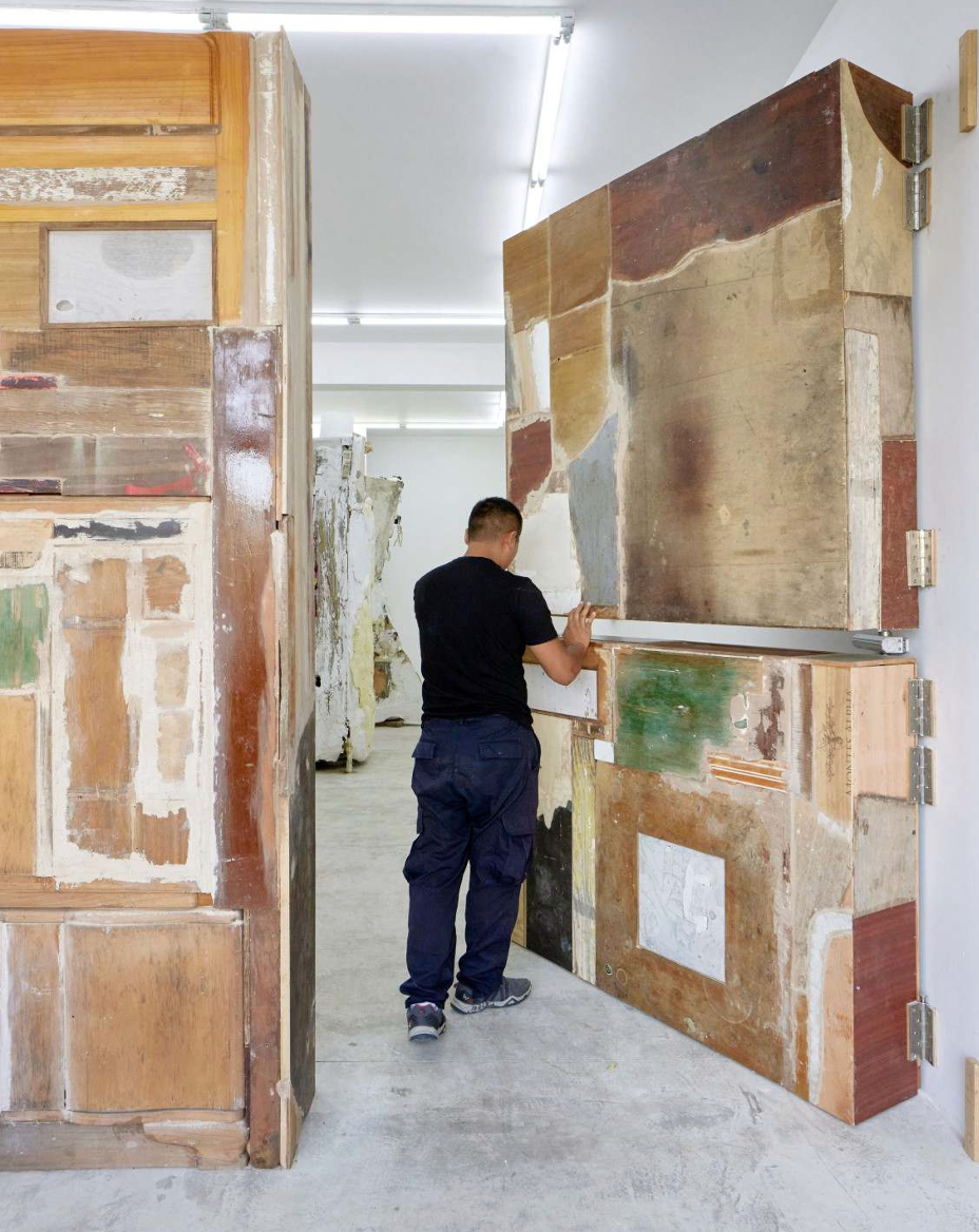 Miguel Andrade Valdez
El Padre y la Madre. El Hermano Mayor. El Hermano Menor | 
2022 | Pedazos de muebles, masillas, clavos y retazos de telas. | Medida variable. | 
The Father and the Mother. The Older Brother.The Younger Brother | 2022 | Pieces of