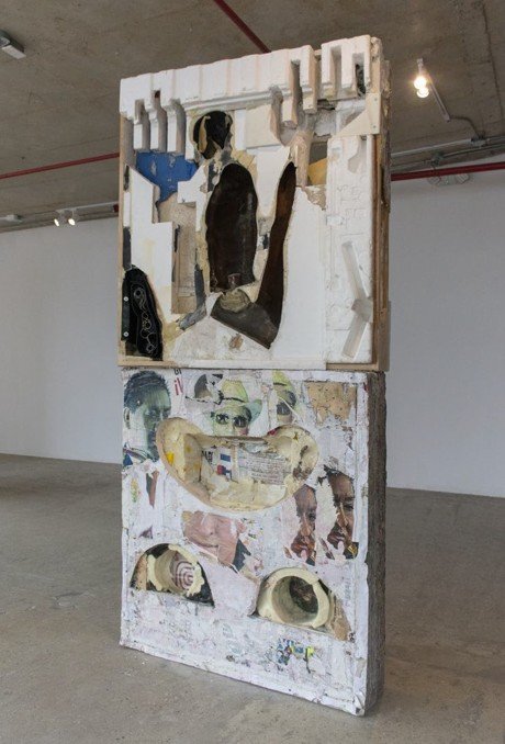 Double Screen. Fallen Wall. |

Afiches aglomerados, drywall, masilla para pared, masilla para madera, madera, triplay, cartón, foam, poliestireno expandido, residuos sólidos, fierro. | 
240cm x 120cm x 30cm | 2021
