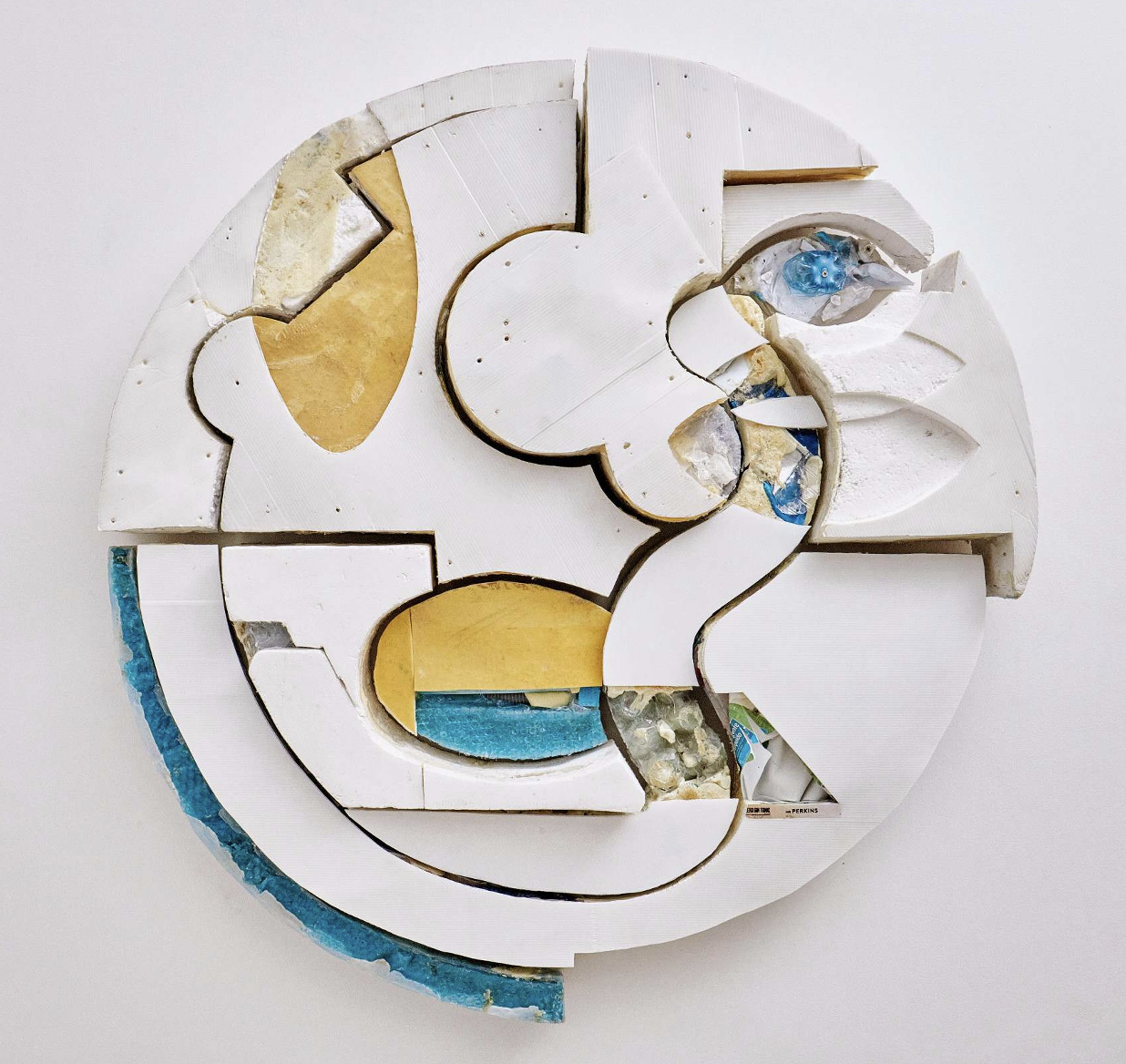 ¿Son los ríos lágrimas? | 2022 | Políptico de 11 piezas. 185 cm de diámetro aprox.
Triplay, cartón, afiches, tecnopor, yeso, masilla, plásticos, espuma de poliuretano