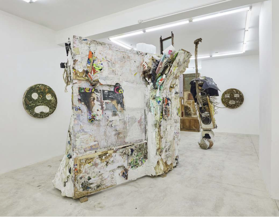 La Niña / Moby Dick II | 2022 | Dimensiones:  Piece 1: 310 x 300 x 150 cm aprox. | Piece 2: 320 x 140 x 130 cm aprox | Materiales: Posters, plastics, plaster, putty, newspapers, ice, drywall, car bumper (patched), tree, paraffin, concrete spheres, ru