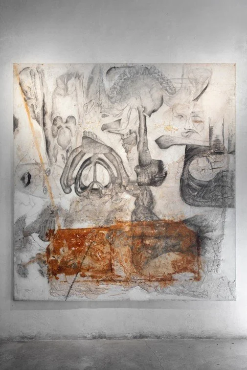 Cabeza

Grafito, briston, carboncillo, masilla, yeso, oxido 190 x 203 cm

2023  Credit: Courtesy of N.A.S. A.L., MX and Miguel Andrade Valdez