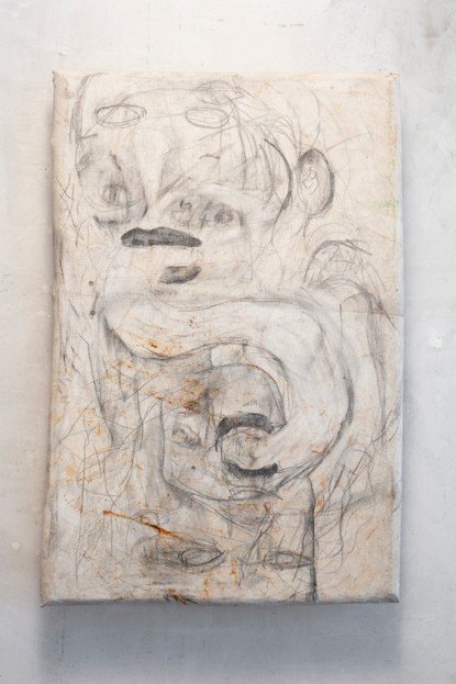 El beso como un rio. 

Grafito, briston, carboncillo, masilla, yeso, oxido 60 x 41 cm

2023