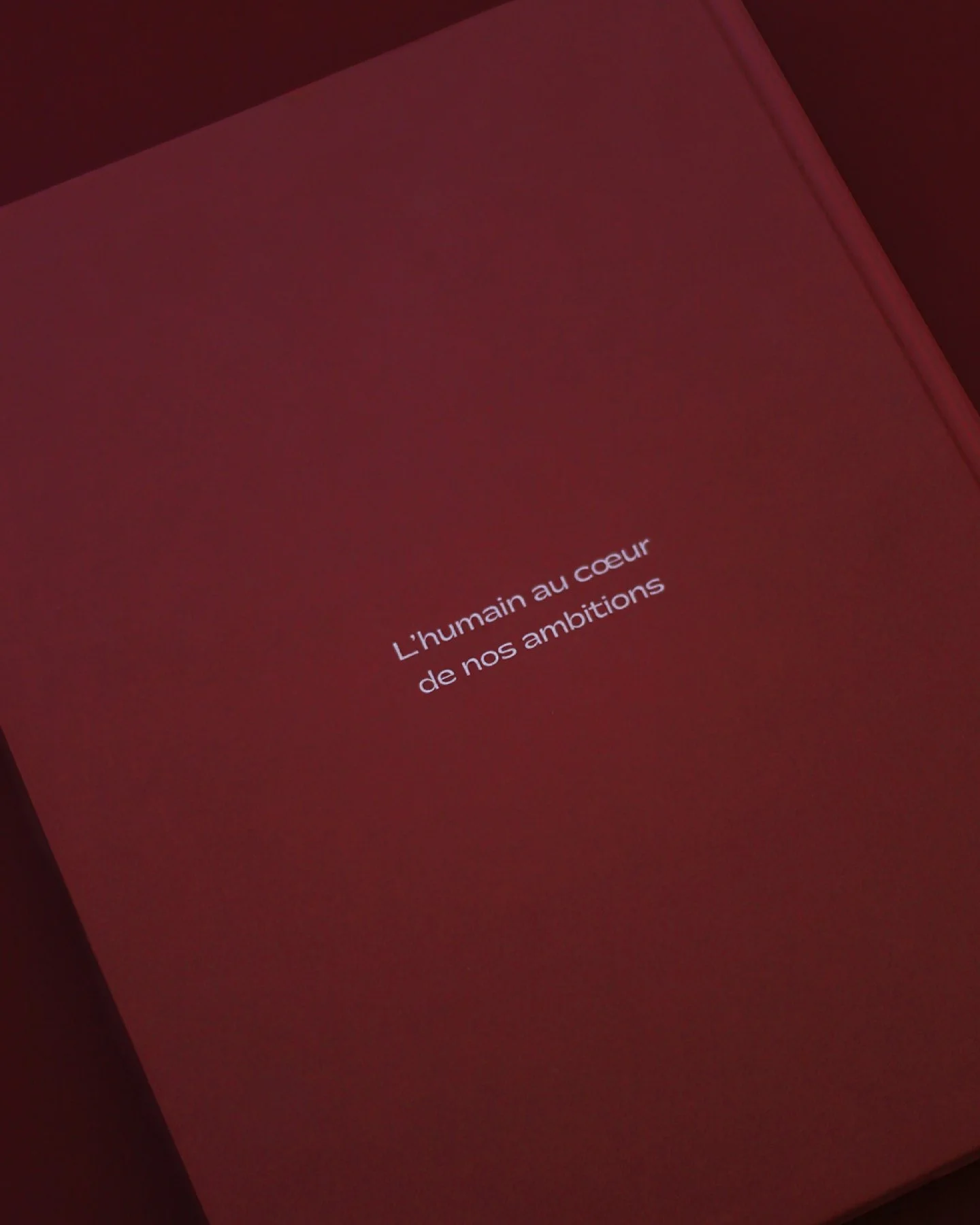 L'humain au c&oelig;ur de nos ambitions 🤲

Une phrase qui r&eacute;sonne comme une &eacute;vidence lorsqu&rsquo;on feuill&egrave;te le livre de la Maroquinerie Thomas.

Depuis plus de 85 ans, cette entreprise artisanale fait vivre un savoir-faire d&