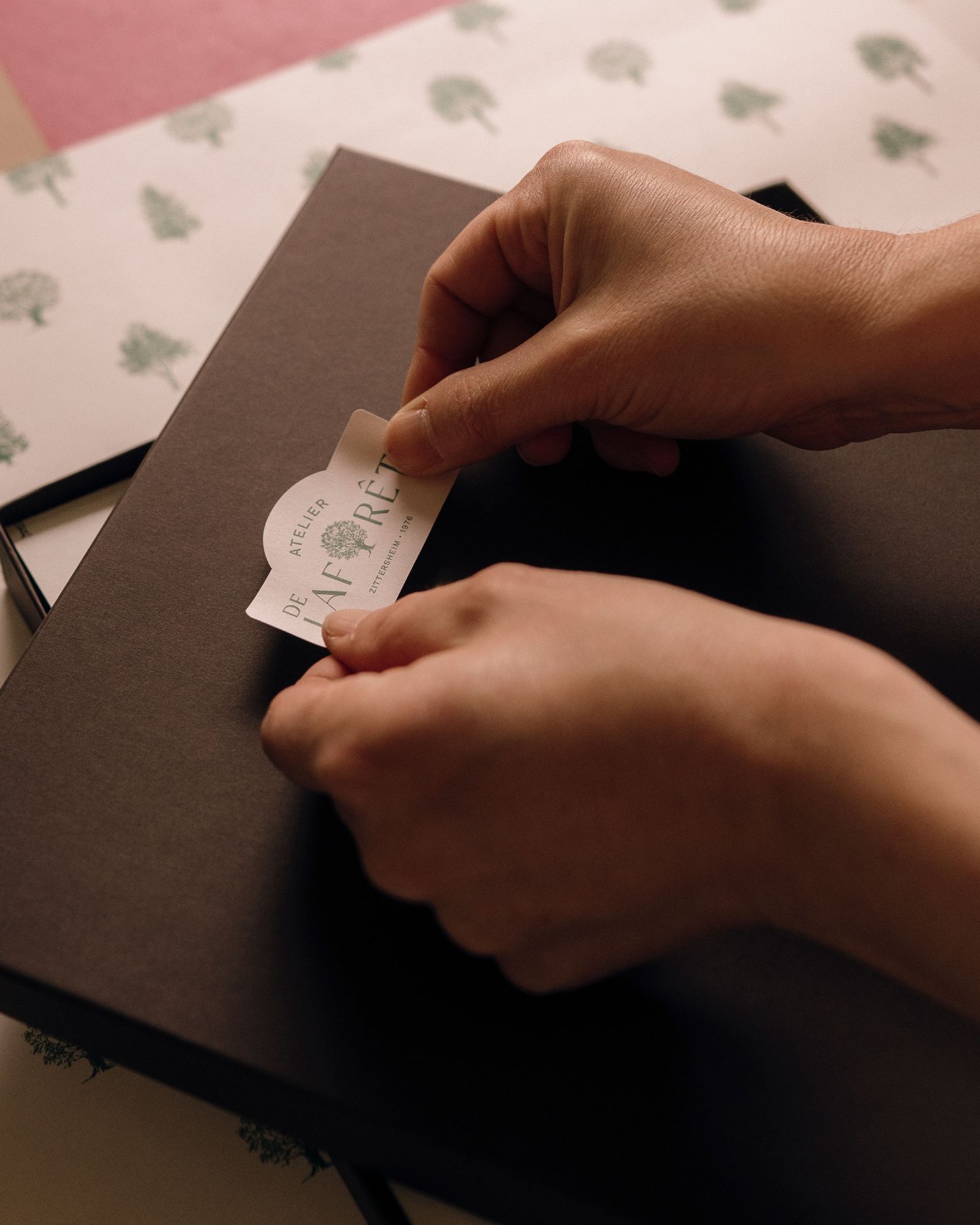 La beaut&eacute; se trouve dans les d&eacute;tails ✨

Un geste simple, pr&eacute;cis, r&eacute;p&eacute;t&eacute; &agrave; chaque commande devient une exp&eacute;rience coh&eacute;rente &agrave; chaque point de contact. Du packaging &agrave; la carte