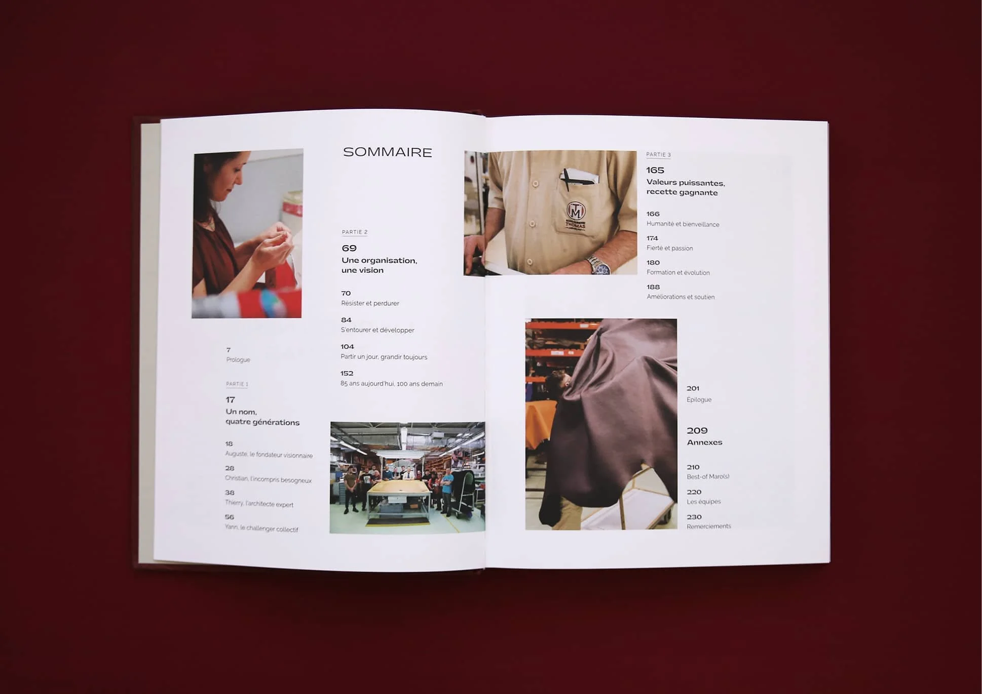Page de sommaire avec photographies et texte en français, montrant différentes sections d'un livre sur fond bordeaux.