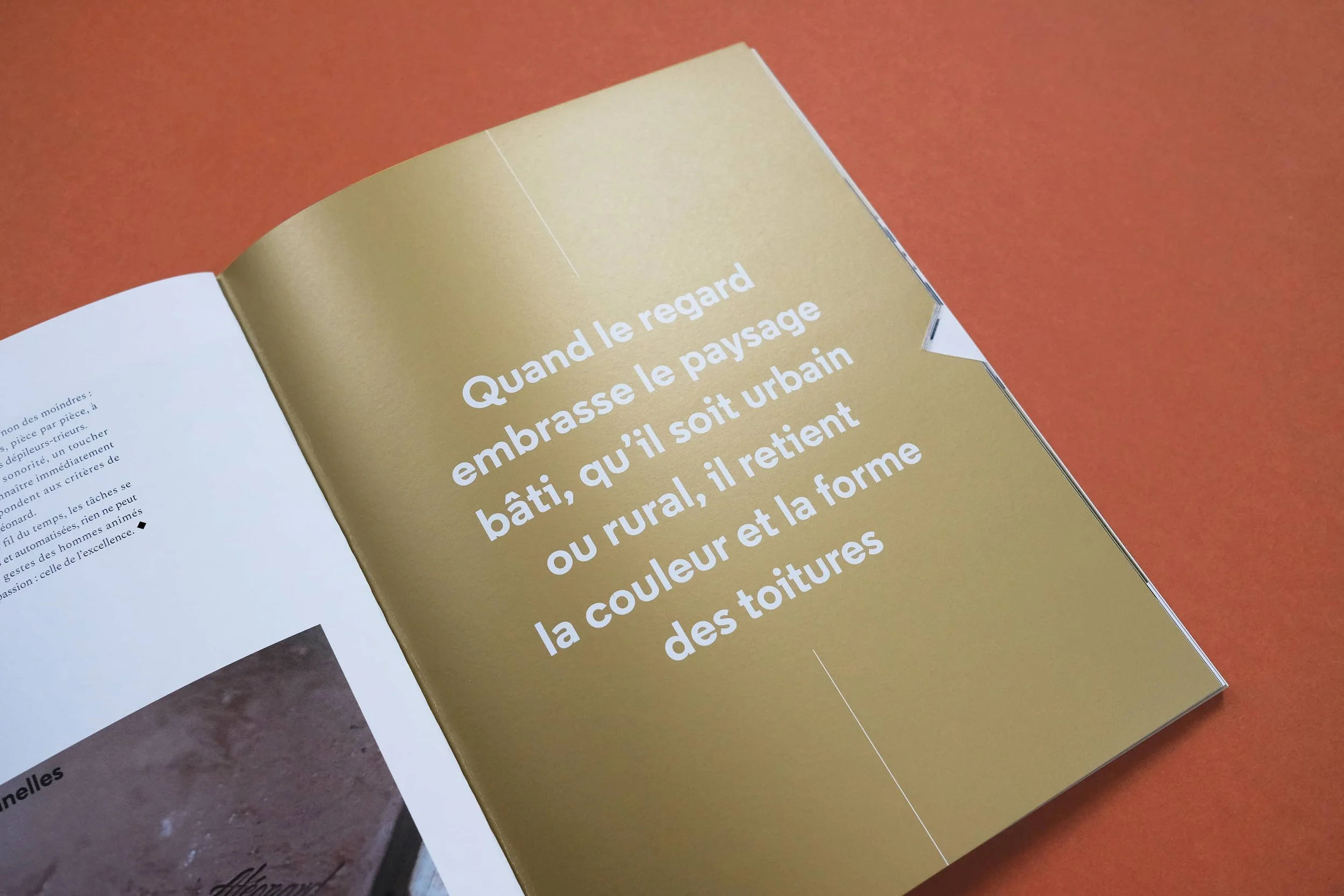 Page d'un livre illustrée avec une citation en français, sur un fond doré