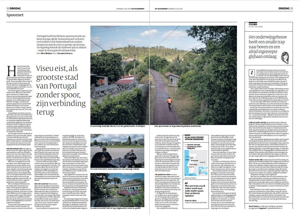 Página de jornal com várias fotos e textos sobre a cidade de Viseu, Portugal, destacando a ausência de trem e a história do transporte ferroviário na região.