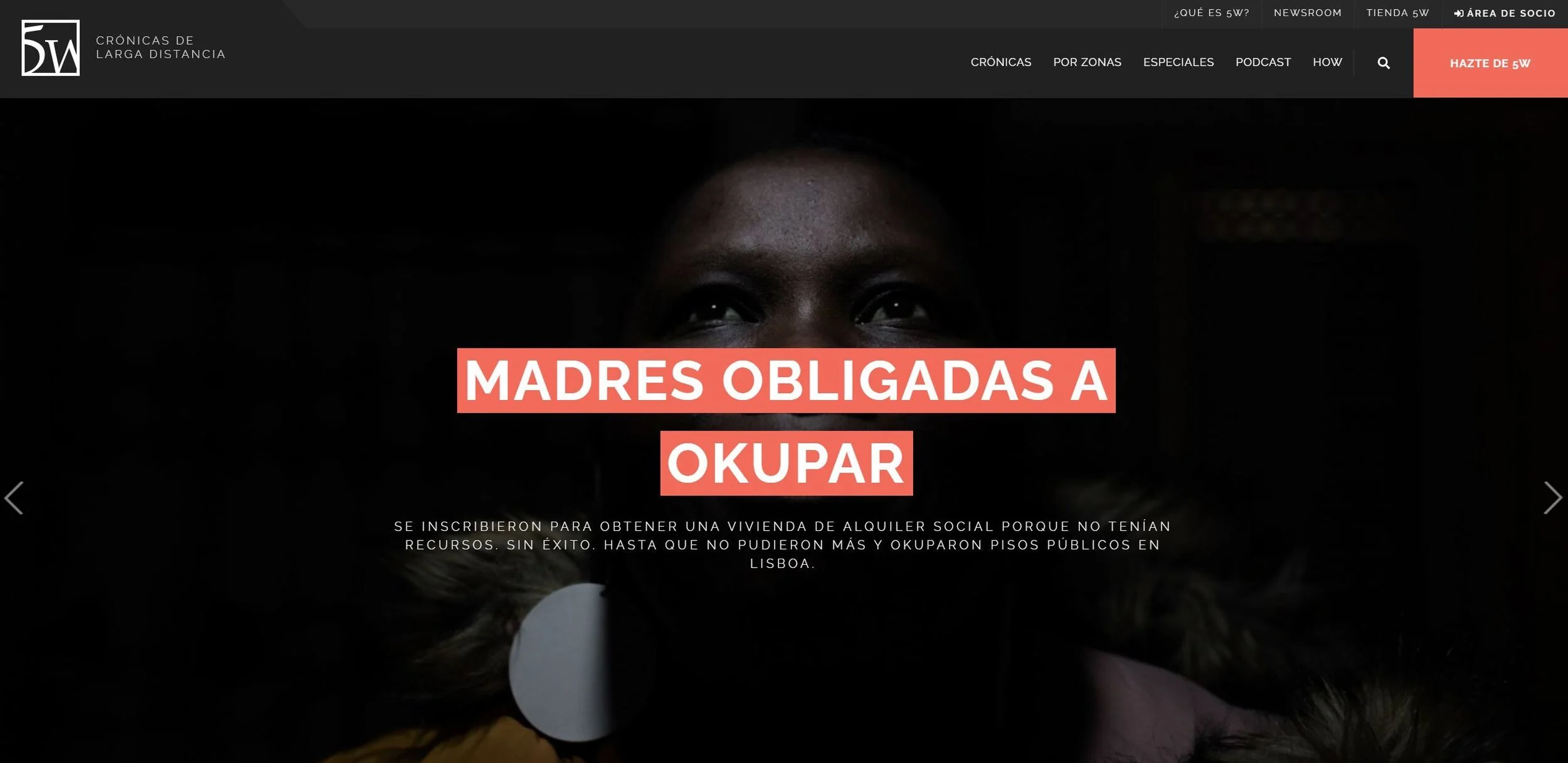Página inicial de um site com uma imagem escura de uma mulher de olhos abertos, com texto em destaque que diz 'Madres obligadas a okupar'.