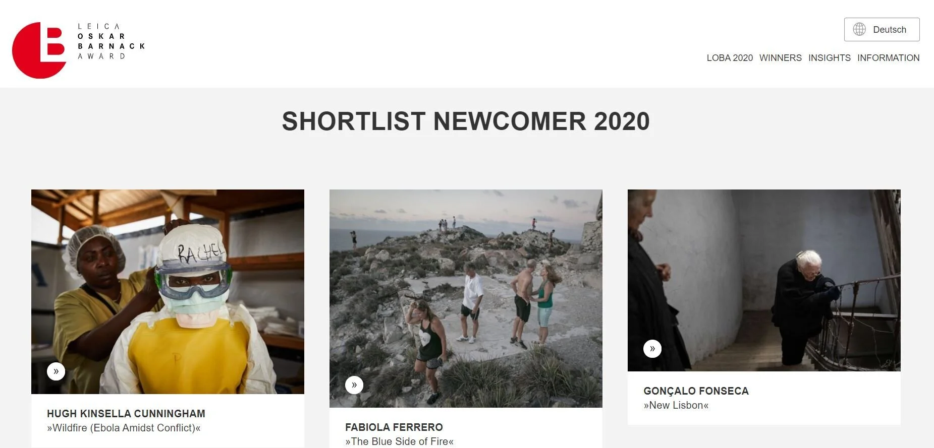 Página de uma premiação leica com pessoas em destaque, incluindo a premiada com uma roupa de proteção, uma grupo de pessoas em um ambiente ao ar livre e uma pessoa encarando uma parede de uma construção