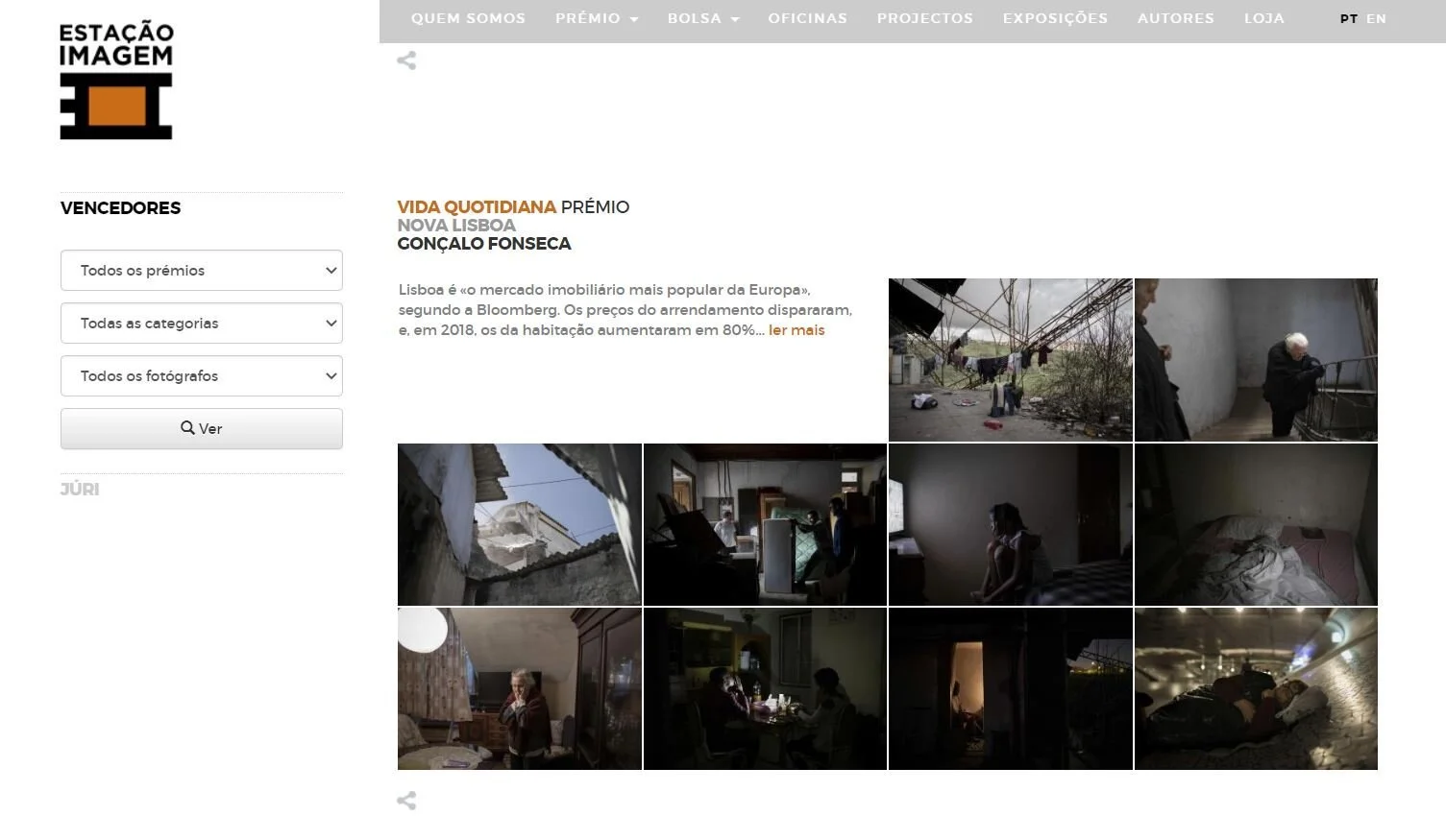 Página de website com fotos de interiores e exteriores de uma casa danificada, incluindo telhado destruído, pessoas em ambientes internos escuros e uma cama desarrumada.