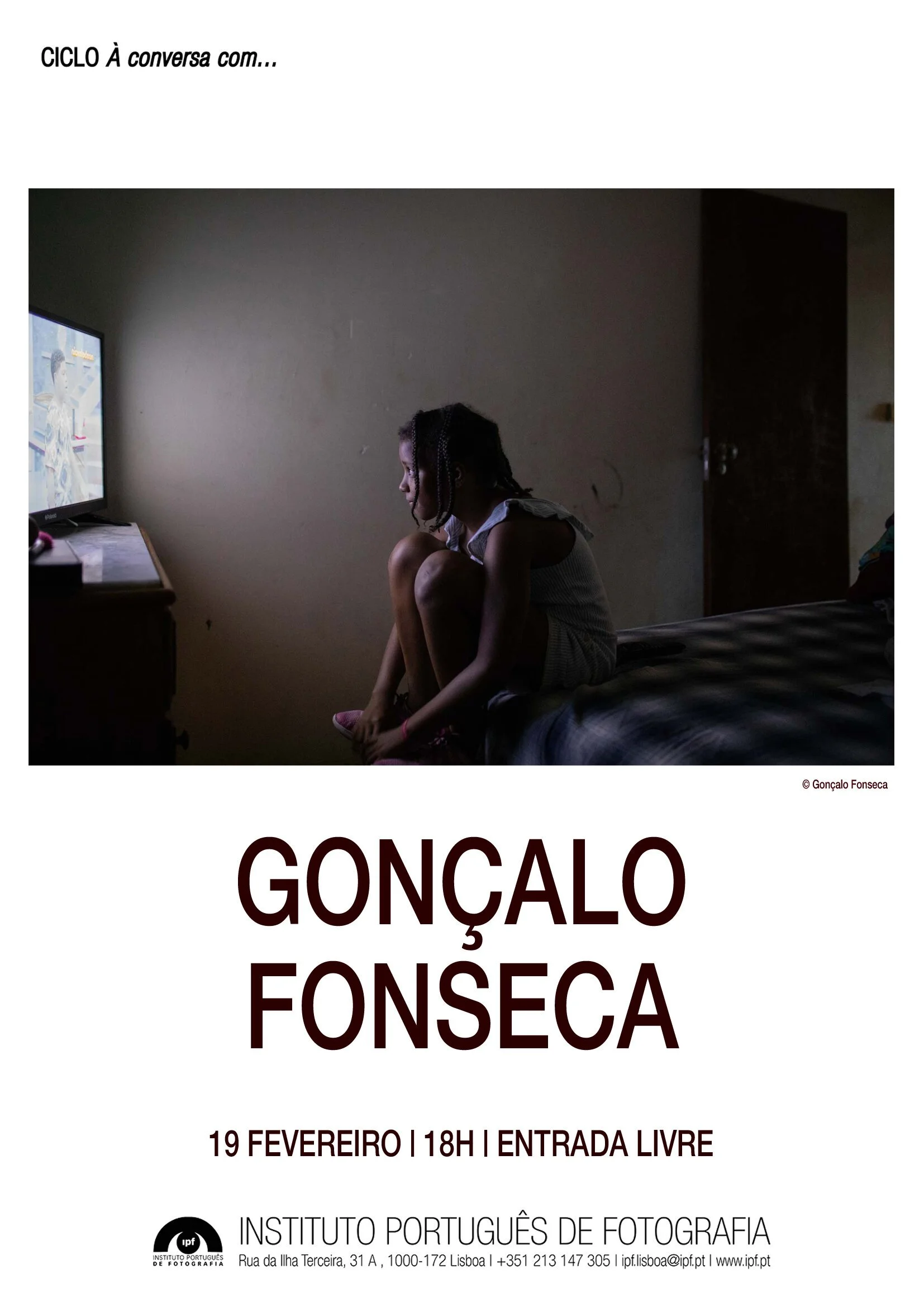 Cartaz de exposição de Gonçalo Fonseca com foto de uma menina sentada na cama assistindo televisão na penumbra, com detalhes do evento, data e local.