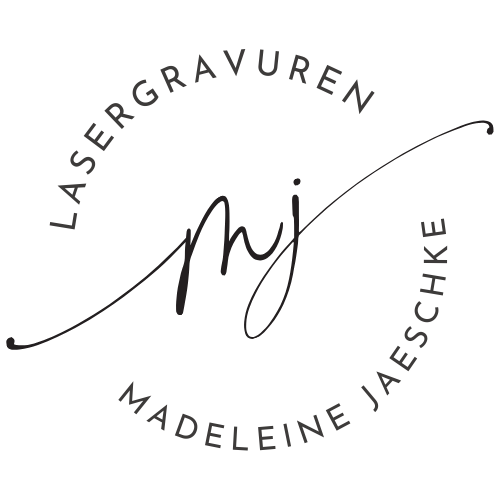 Logo mit dem Text "Lastergravuren Madeleine Jaeschke" in einem kreisförmigen Arrangement und einer stilisierten Unterschrift in der Mitte.