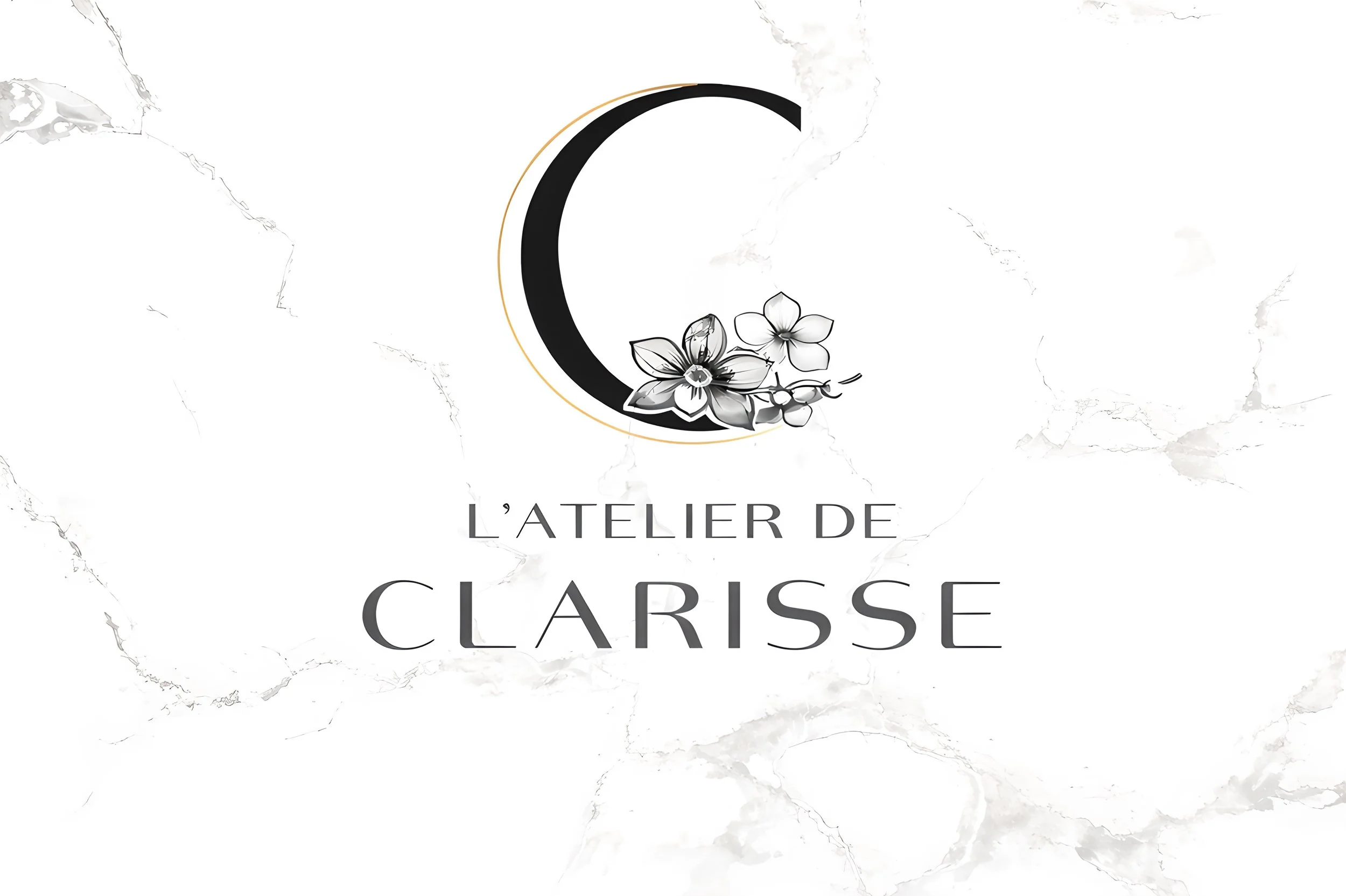 Logo de 'L'atelier de Clarisse' avec une fleur et une branche, texte en noir sur un fond blanc avec motifs de marbre léger.